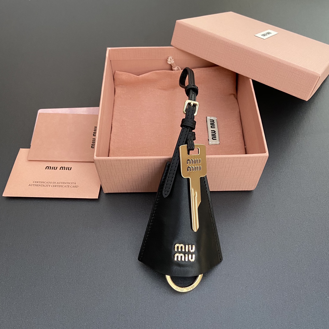NO:184183,[Excellent hardware original leather] ~Imported cowhide leather key ring hanging decoration ~Black This cowhide leather hanging decoration features contrast of color and texture, incorporating metal details. The letter logo is icing on the cake and adds iconic elements. Size: W7×H19cm No. MM0170_5TL154, large-scale goods MIUMIU, miumiu, cowhide19860909【特级五金原厂皮】 ~進口牛皮革鑰匙環掛飾～黑色 這款牛皮革掛飾以色彩和質地的對比為特色,融入金屬細節.字母徽標錦上添花,增添標志性元素. 尺寸:W7×H19cm 編號MM0170_5TL154,大厂货MIUMIU,miumiu,cowhide,Bag