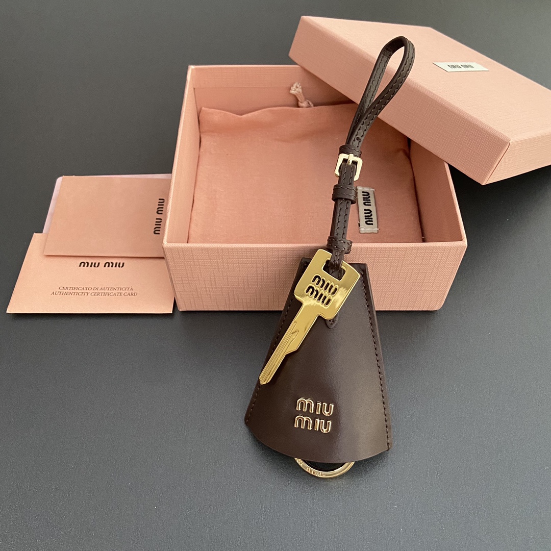 NO:184187,[Excellent hardware original leather] ~Imported cowhide leather key ring hanging decoration ~Shinan wood color This cowhide leather hanging decoration features contrast of color and texture, incorporating metal details. The letter logo is icing on the cake and adds iconic elements. Size: W7×H19cm No. MM0170_5TL154, large-scale goods MIUMIU, miumiu, cowhide19860909【特级五金原厂皮】 ~進口牛皮革鑰匙環掛飾～石南木色 這款牛皮革掛飾以色彩和質地的對比為特色,融入金屬細節.字母徽標錦上添花,增添標志性元素. 尺寸:W7×H19cm 編號MM0170_5TL154,大厂货MIUMIU,miumiu,cowhide,Bag