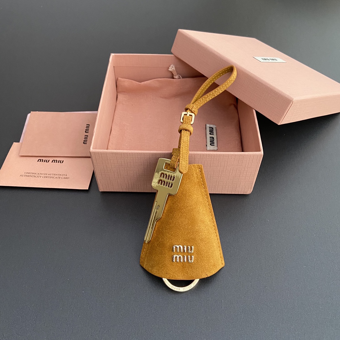 NO:184196,[Excellent hardware original leather] ~Imported suede leather key ring hanging decoration ~Frosted yellow This beef suede leather hanging decoration features contrast of color and texture, incorporating metal details. The letter logo is icing on the cake and adds iconic elements. Size: W7×H19cm No. MM0170_5TL154, large-scale goods MIUMIU, miumiu, cowhide19860909【特级五金原厂皮】 ~進口絨面牛皮革鑰匙環掛飾～磨砂黃 這款牛絨面皮革掛飾以色彩和質地的對比為特色,融入金屬細節.字母徽標錦上添花,增添標志性元素. 尺寸:W7×H19cm 編號MM0170_5TL154,大厂货MIUMIU,miumiu,cowhide,Bag