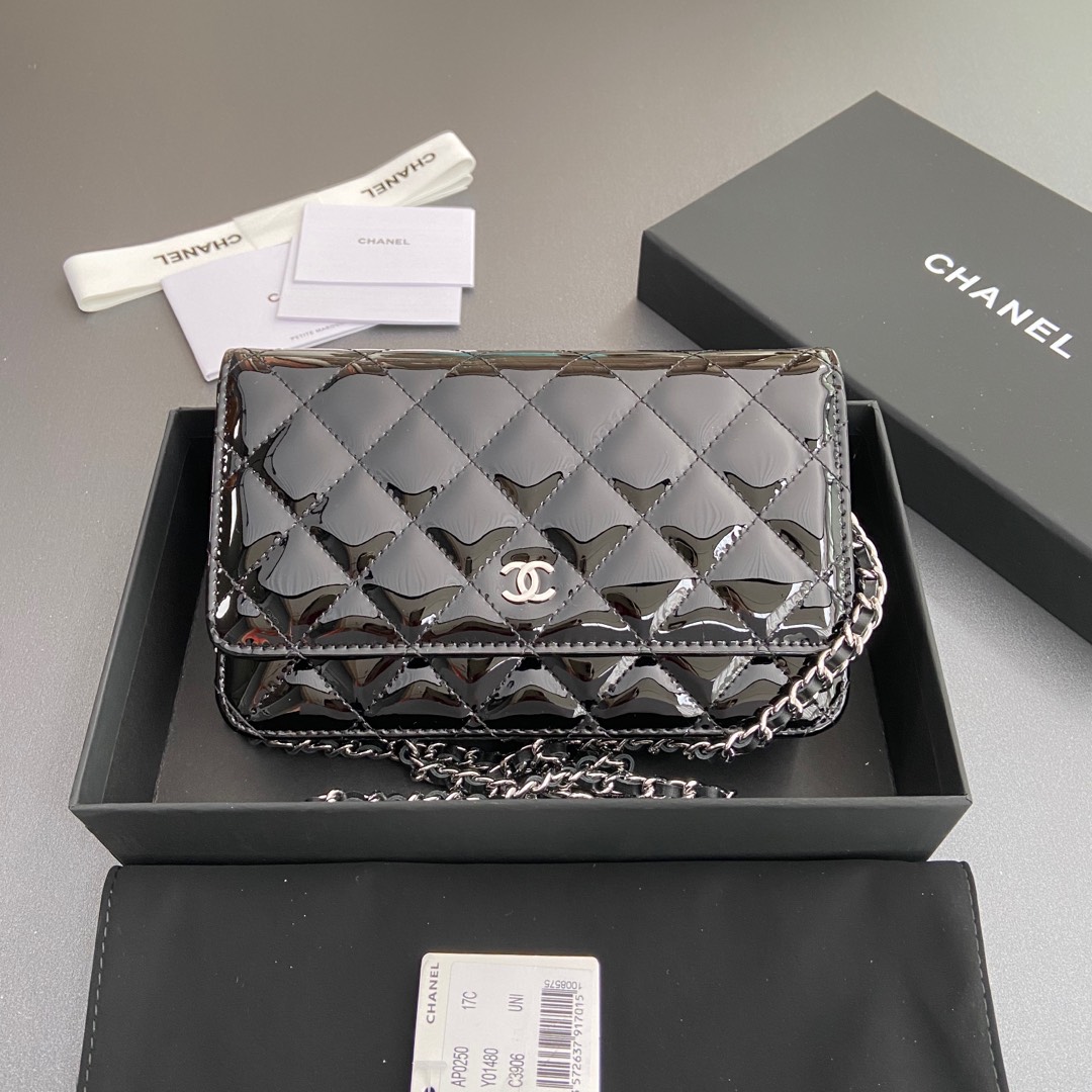 NO:672956,Xiaoxiang imported Italian patent leather calfskin Item number: A Price: Size: w20×h13×d3.5cm Color: black bright leather with silver steel mark, chanel wallet, chanel, wallets, cowhide19860909小香进口意大利漆皮小牛皮 货号:A 价格: 尺寸:w20×h13×d3.5cm 颜色:黑色亮皮銀色鋼唛,chanel钱包,chanel,wallets,cowhide,欧美剧