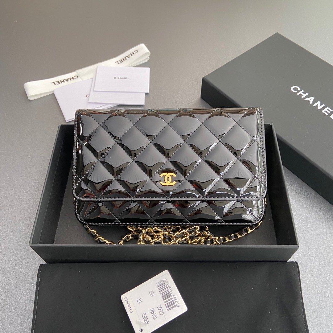 NO:672957,Xiaoxiang imported Italian patent leather calfskin Item number: A Price: Size: w20×h13×d3.5cm Color: black bright leather with gold steel mark, chanel wallet, chanel, wallets, cowhide19860909小香进口意大利漆皮小牛皮 货号:A 价格: 尺寸:w20×h13×d3.5cm 颜色:黑色亮皮金色鋼唛,chanel钱包,chanel,wallets,cowhide,欧美剧
