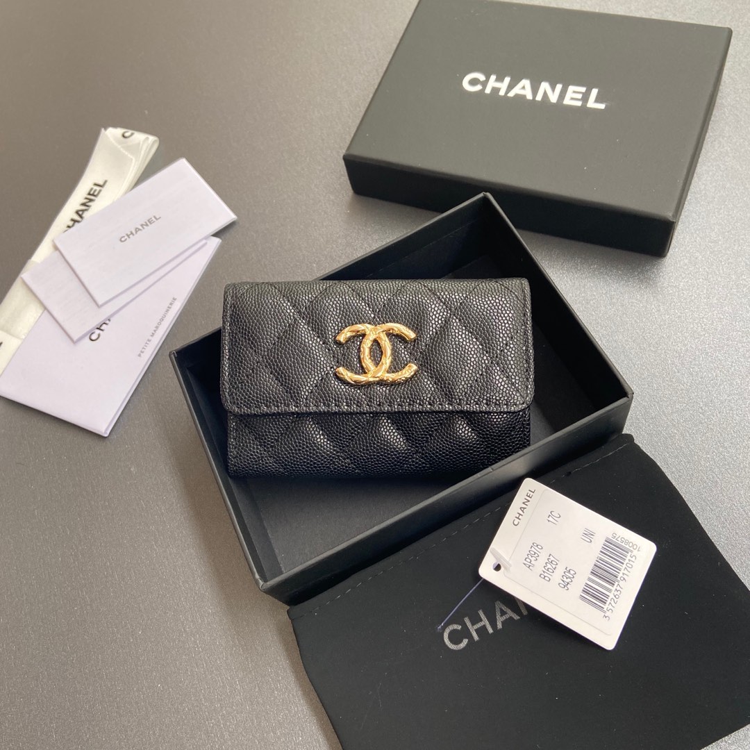 NO:384264,Xiaoxiang imported Italian fine ball pattern cowhide. Item number: A. Price: Size: w11×h7cm. Color: Black black ball pattern light gold hardware. Chanel wallet. Chanel wallet. Cowhide.19860909小香进口意大利细球纹牛皮 货号:A 价格: 尺寸:w11×h7cm 颜色:黑色黑球纹淺金五金,香奈儿钱包,chanel,wallets,cowhide,Bag
