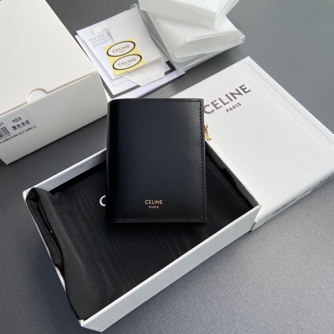 NO:186418,【Excellent pure steel hardware original leather】 TRIOMPHE pendant grained cowhide leather short wallet Cowhide leather cowhide lining Gold finish Snap and zipper opening and closing 1 TRIOMPHE functional pendant 1 large banknote bag 4 credit card slots 2 flat pockets 1 zippered pocket with gusset number: 10M 103 FVO.38NO 102 103 black full leather Size: W9×H10.5×D2cm, Celine wallet, celine, wallets, cowhide19860909【特级纯钢五金原厂皮】 TRIOMPHE墜飾粒面牛皮革短款錢包 牛皮革 牛皮革襯裡 金色飾面 按扣和拉鏈開合 1個TRIOMPHE功能性墜飾 1個大號紙幣袋 4個信用卡槽 2個扁平口袋 1個帶角撐拉鏈口袋 编号:10M 103 FVO.38NO 102 103黑色全皮 尺寸:W9×H10.5×D2cm,赛琳钱包,celine,wallets,cowhide,Bag