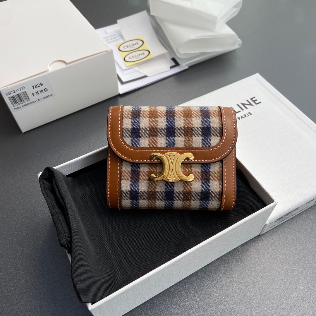 NO:186459,【Excellent pure steel hardware original leather】 TRIOMPHE logo plaid fabric and cowhide leather short wallet 5 card gravel 1 folding coin bag with snap button 1 flat pocket 1 banknote bag No.: 10D782CQH.04LU783 7829 Khaki brown size: w10.5×9×3cm., Celine wallet, celine, wallets, cowhide19860909【特级纯钢五金原厂皮】 TRIOMPHE标志格紋織物和牛皮革短款钱包 5个卡糟 1个带按扣折叠零钱袋 1个扁平口袋 1个纸币袋 编号:10D782CQH.04LU783 7829 卡其拼棕 尺寸:w10.5×9×3cm.,赛琳钱包,celine,wallets,cowhide,Bag
