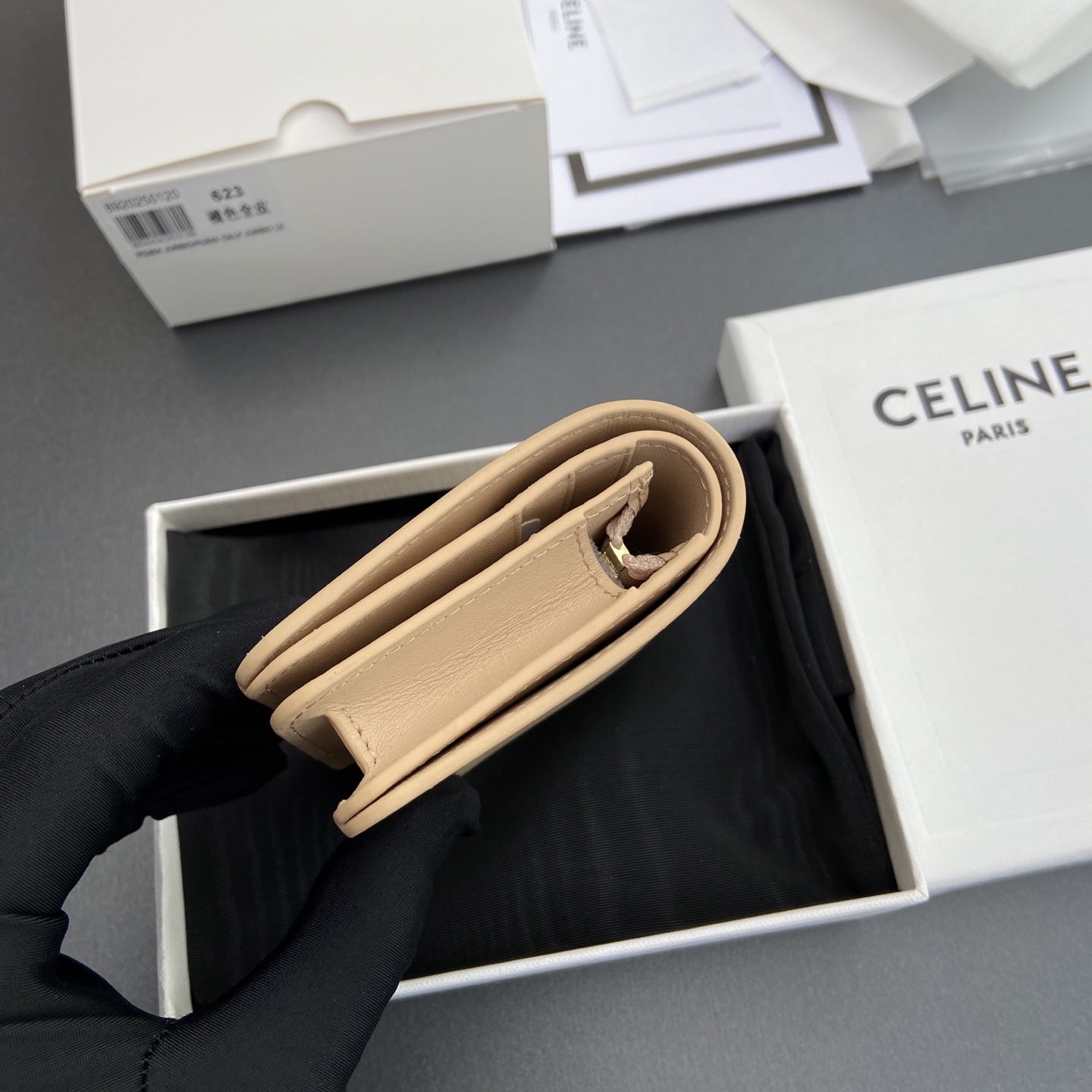 Celine 纯钢五金 TRIOMPHE亮泽牛皮革短款钱包/2024小赛