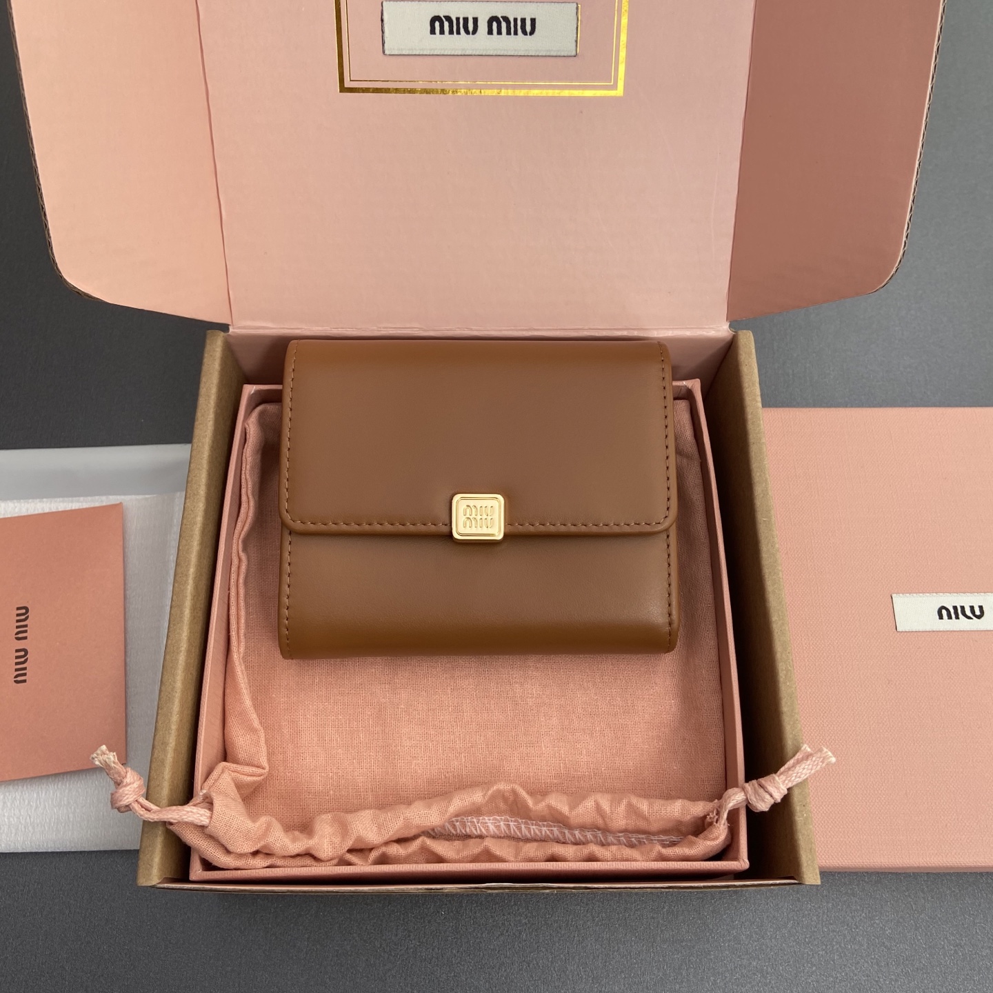 NO:186341,[Excellent hardware original leather] ~ Imported cowhide wallet ~ Cognac color - snap button opening and closing - Metal letter logo - 2 card slots - 1 banknote compartment - 1 coin bag - with lining Size: w11.5×h10.2×2cm Number 5MH033_ MM, large factory goods MIUMIU, miumiu, wallets, cowhide19860909【特级五金原厂皮】~進口牛皮钱包～幹邑色 -按扣開合 -金屬字母徽標 -2個卡位 -1个钞票隔层 -1个零钱袋 -帶襯裡 尺寸:w11.5×h10.2×2cm 編號5MH033_ MM,大厂货MIUMIU,miumiu,wallets,cowhide,Bag