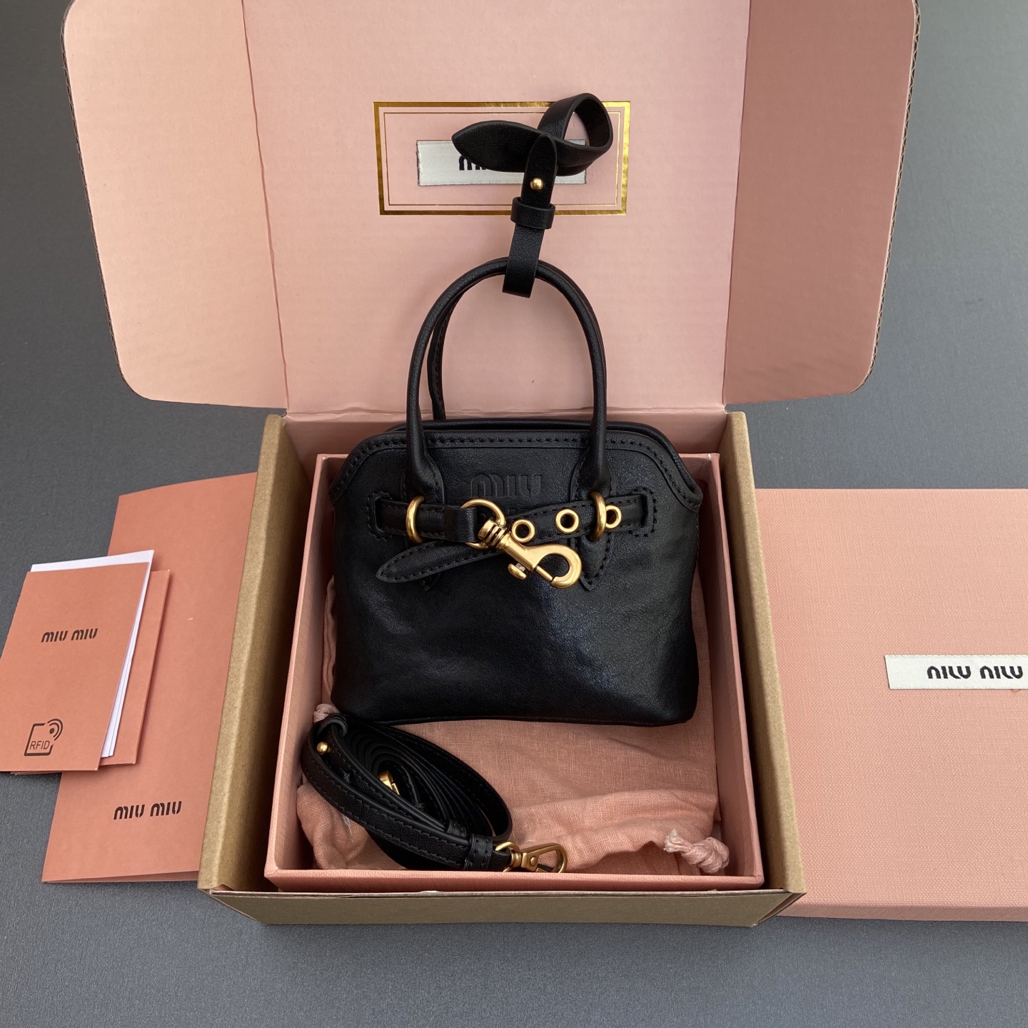 NO:186359,[Excellent hardware original leather] ~Adventure Nappa sheep leather hanging/crossbody bag ~vegetable tanned leather black This hanging decoration can be decorated with other accessories, with a unique style. It can be crossbody. Decorated with an embossed logo to add iconic elements. -Lacing opening and closing -Embroidered letter logo -Line Size: w12.5×h10×5cm Number MM0400_5BG, large-scale goods MIUMIU, miumiu, satchels, crossbody bags, sheepskin19860909【特级五金原厂皮】 ~Adventure Nappa羊皮革掛飾/斜挎包～植鞣皮黑色 這款掛飾可裝點其他配件,格調獨特.可斜挎.飾以壓花徽標,增添標志性元素. -係帶開合 -壓花字母徽標 -帶襯裡 尺寸:w12.5×h10×5cm 編號MM0400_5BG,大厂货MIUMIU,miumiu,satchels,crossbody bags,sheepskin,Bag