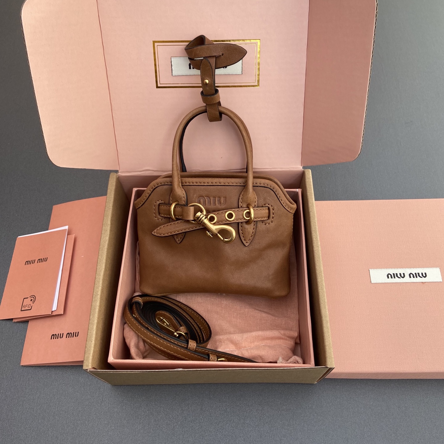 NO:186364,[Excellent hardware original leather] ~Adventure Nappa sheep leather hanging/crossbody bag ~vegetable tanned leather brown This hanging decoration can be decorated with other accessories, with a unique style. It can be crossbody. It is decorated with an embossed logo to add iconic elements. -Lacing opening and closing -Embroidered letter logo -Line Size: w12.5×h10×5cm Number MM0400_5BG, large-scale goods MIUMIU, miumiu, satchels, crossbody bags, sheepskin19860909【特级五金原厂皮】 ~Adventure Nappa羊皮革掛飾/斜挎包～植鞣皮棕色 這款掛飾可裝點其他配件,格調獨特.可斜挎.飾以壓花徽標,增添標志性元素. -係帶開合 -壓花字母徽標 -帶襯裡 尺寸:w12.5×h10×5cm 編號MM0400_5BG,大厂货MIUMIU,miumiu,satchels,crossbody bags,sheepskin,Bag