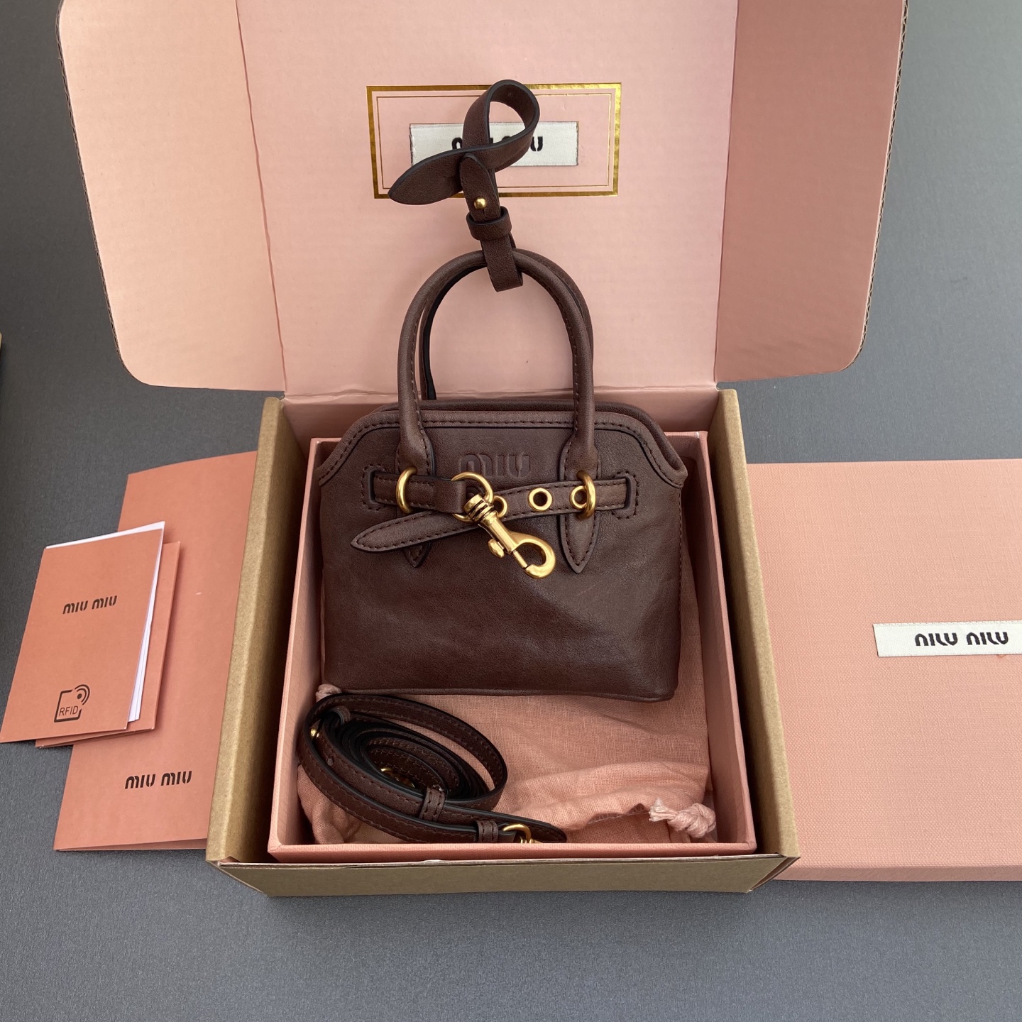 NO:186369,[Excellent hardware original leather] ~Adventure Nappa sheep leather hanging/crossbody bag ~vegetable tanned leather Shinan wood color This hanging decoration can be decorated with other accessories, with a unique style. It can be crossbody. Decorated with an embossed logo to add iconic elements. -Lacing opening and closing -Embroidered letter logo -Line Size: w12.5×h10×5cm Number MM0400_5BG, large-scale goods MIUMIU, miumiu, satchels, crossbody bags, sheepskin19860909【特级五金原厂皮】 ~Adventure Nappa羊皮革掛飾/斜挎包～植鞣皮石南木色 這款掛飾可裝點其他配件,格調獨特.可斜挎.飾以壓花徽標,增添標志性元素. -係帶開合 -壓花字母徽標 -帶襯裡 尺寸:w12.5×h10×5cm 編號MM0400_5BG,大厂货MIUMIU,miumiu,satchels,crossbody bags,sheepskin,Bag