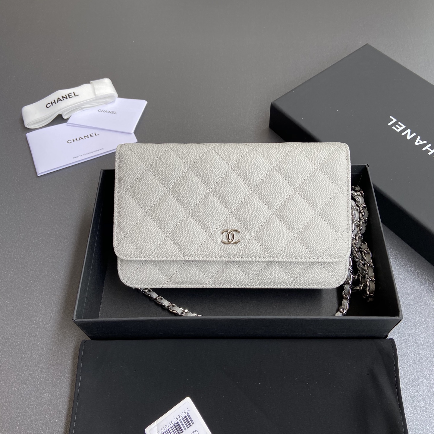 NO:338227,Xiaoxiang imported Italian pellet calfskin. Item number: AP Size: w20×h13×d3.5cm Color: Light gray fine ball pattern silver steel label, CHANEL, chanel, cowhide19860909小香进口意大利顆粒小牛皮 货号:AP 尺寸:w20×h13×d3.5cm 颜色:淺灰細球紋銀色鋼唛,CHANEL,chanel,cowhide,Bag