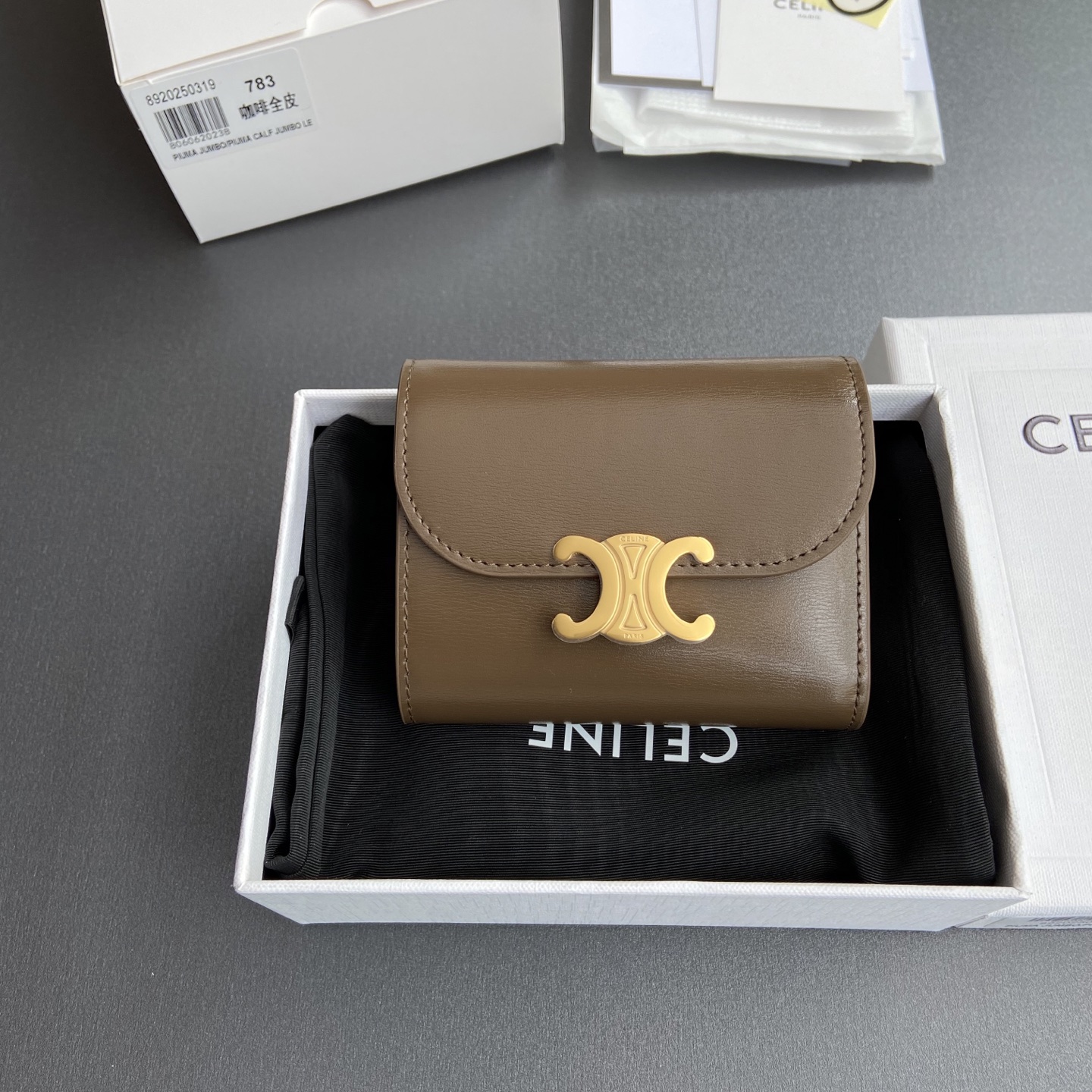 NO:338879,【Excellent pure steel hardware original leather】TRIOMPHE shiny cowhide leather wallet/5 card gravel 1 folding coin bag with snap button 1 flat pocket 1 banknote bag Number: 10D782CQH.04LU782 783 Coffee color full leather Size: w10.5×9×3cm., Celine wallet, celine, wallets, cowhide19860909【特级纯钢五金原厂皮】TRIOMPHE亮泽牛皮革钱包/ 5个卡糟 1个带按扣折叠零钱袋 1个扁平口袋 1个纸币袋 编号:10D782CQH.04LU782 783 咖啡色全皮 尺寸:w10.5×9×3cm.,赛琳钱包,celine,wallets,cowhide,Bag