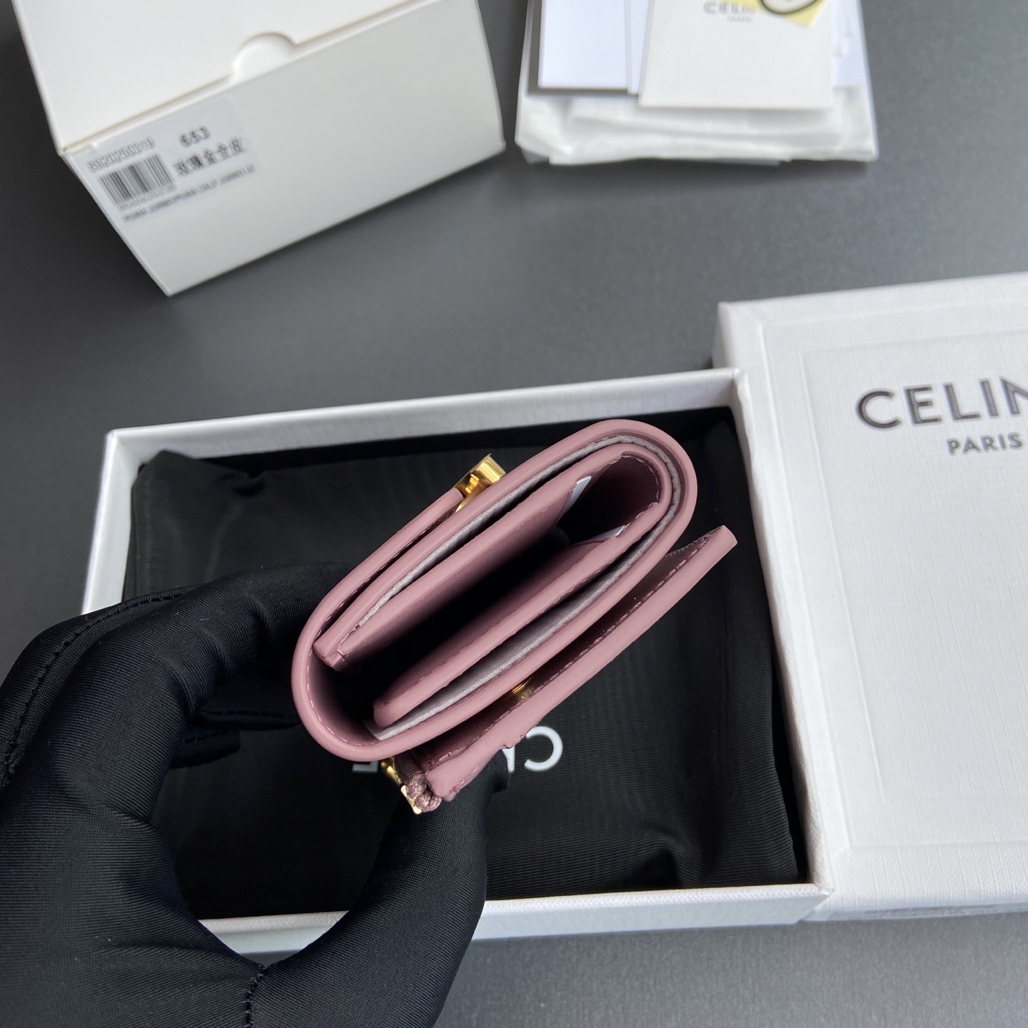 Celine 纯钢五金 TRIOMPHE亮泽皮皮革短款钱包/2024编号:10l653DS3.04LU652