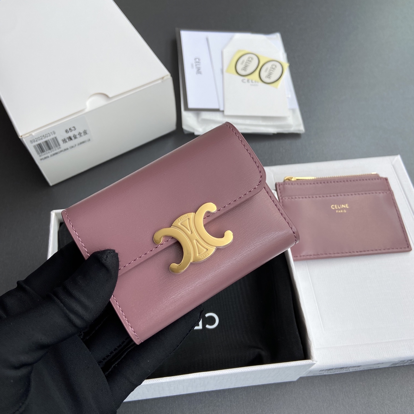 Celine 纯钢五金 TRIOMPHE亮泽皮皮革短款钱包/2024编号:10l653DS3.04LU652