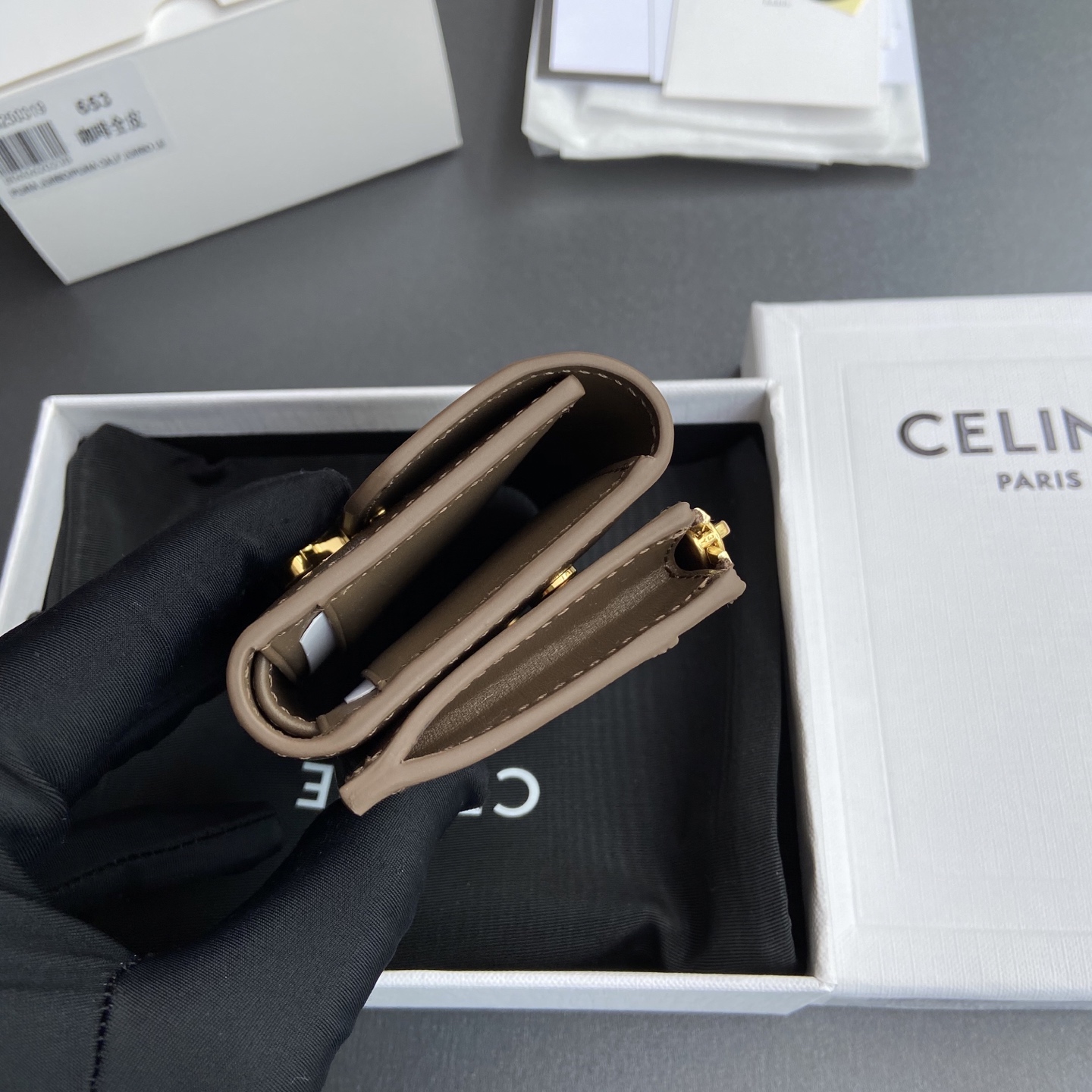 Celine 纯钢五金 TRIOMPHE亮泽皮皮革短款钱包/2024编号:10l653DS3.04LU652