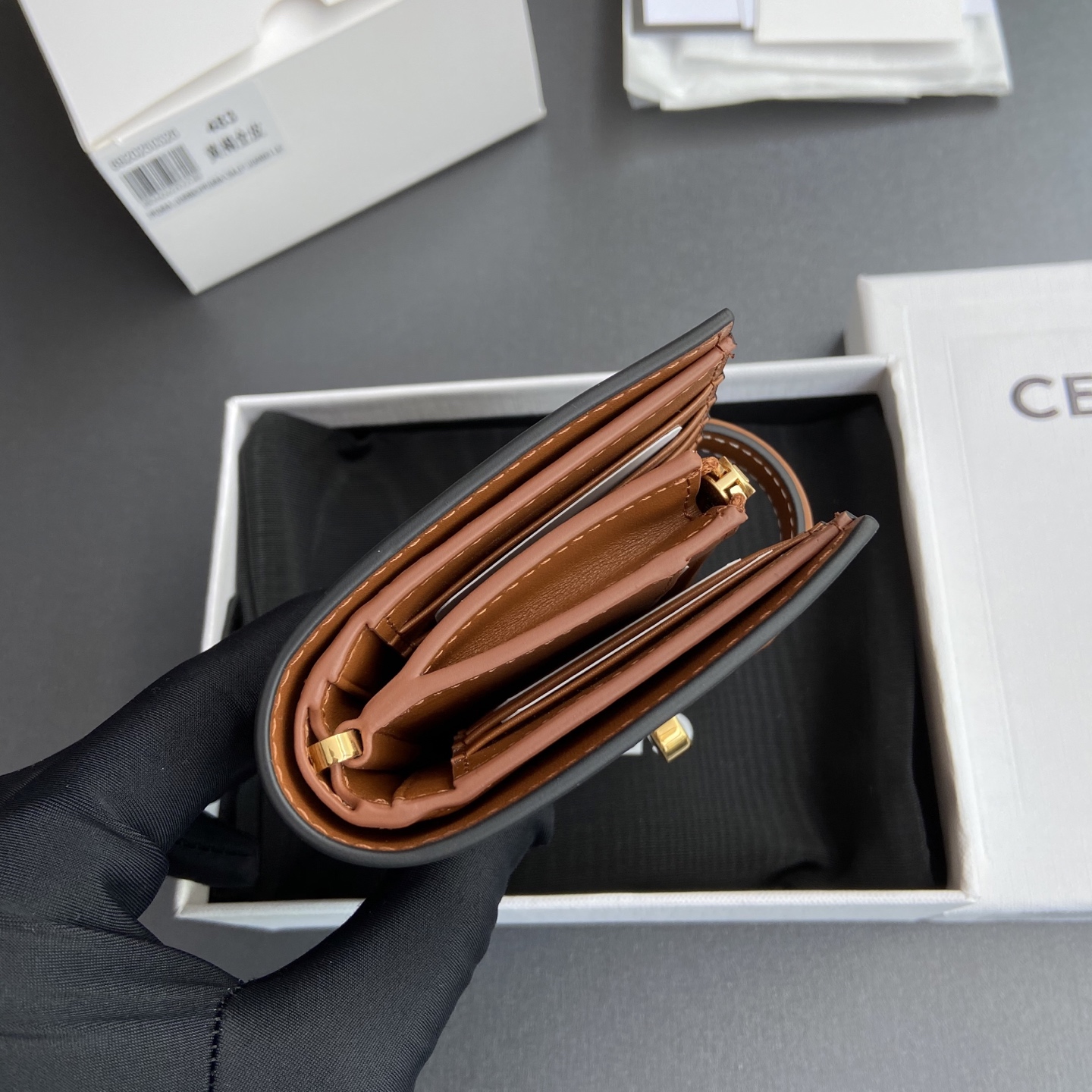 Celine 纯钢五金 TRIOMPHE16亮泽牛皮革錢包