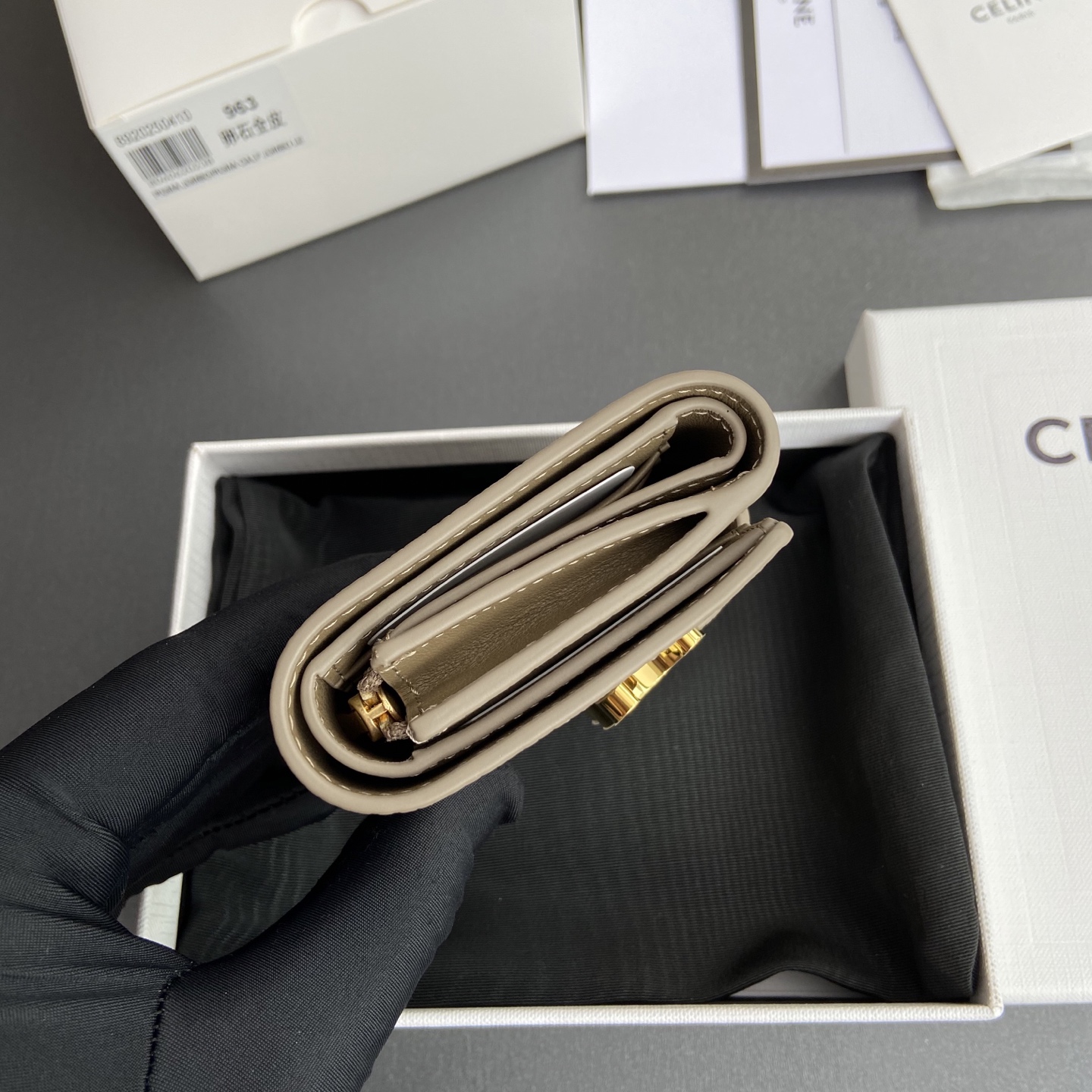 Celine 纯钢五金 VICTOIRE柔軟牛皮革钱包/新款