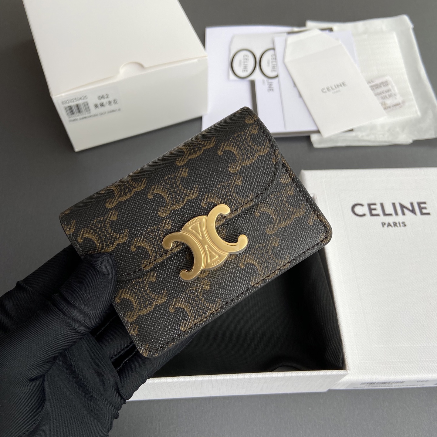 Celine 纯钢五金 TRIOMPHE亮泽牛皮革名片包/新款编号:10N 063 FOZ.24VR 062