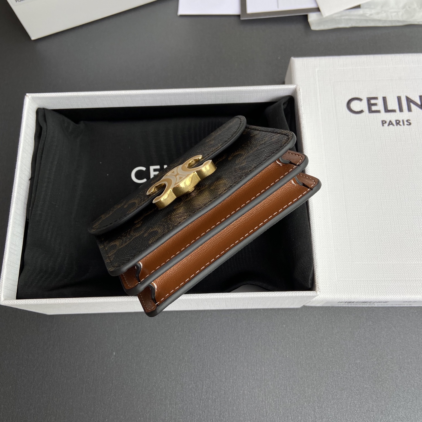 Celine 纯钢五金 TRIOMPHE亮泽牛皮革名片包/新款编号:10N 063 FOZ.24VR 062