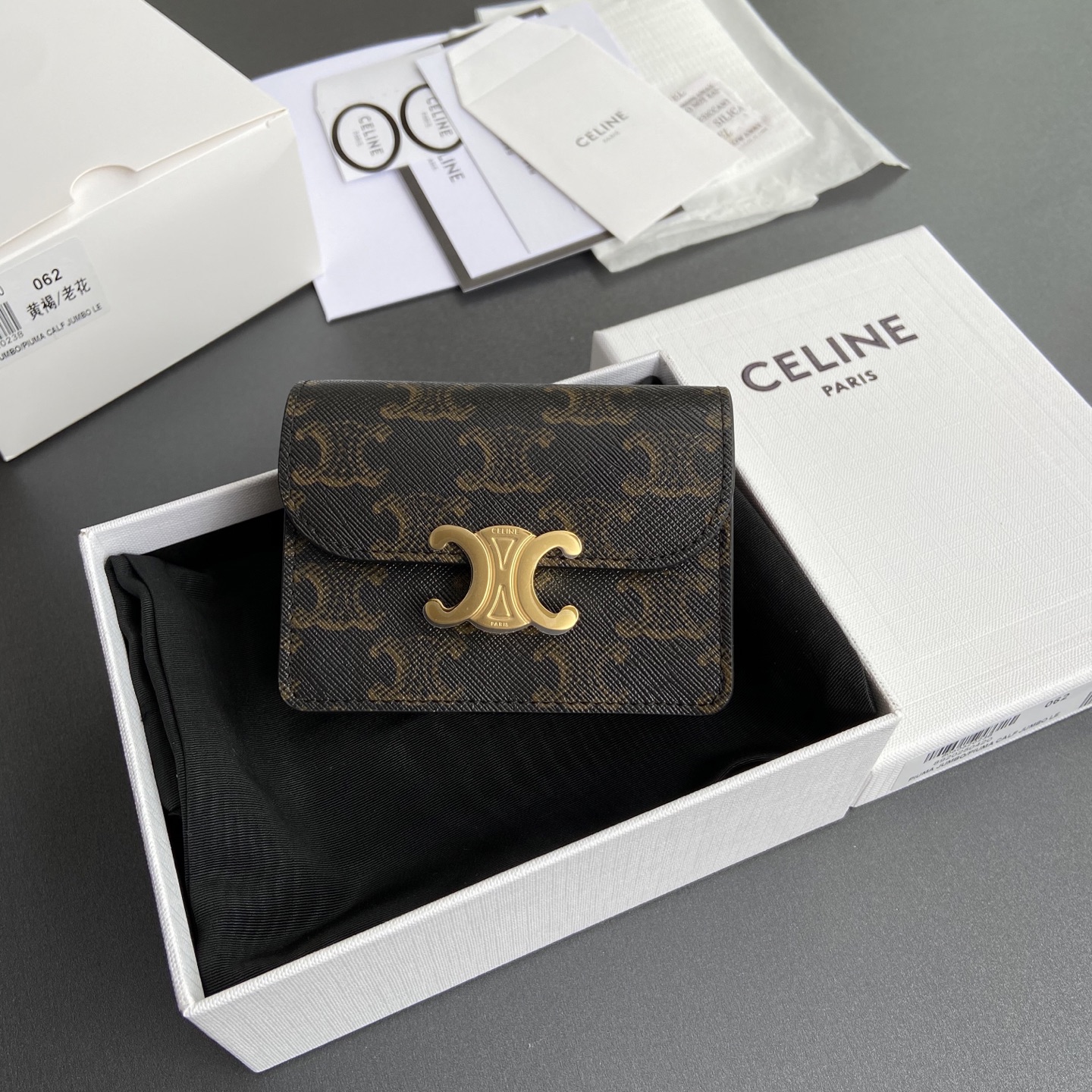 NO:208069,【Original leather of premium pure steel hardware】 TRIOMPHE logo printed cowhide leather business card bag/new style Lined cowhide leather/fabric Gold finish TRIOMPHE metal snap buckle closure 2 gusset compartments 1 flat pocket 3 slags No.: 10N 062 FOZ.24VR 063 062 tan/presbyterian size: w10.5×h8.5×d3cm, Celine wallet, celine, wallets, cowhide19860909【特级纯钢五金原厂皮】 TRIOMPHE标志印花牛皮革名片包/新款 襯裡牛皮革/織物 金色飾面 TRIOMPHE金屬按扣開合 2個角撐隔層 1個扁平口袋 3個卡糟 编号:10N 062 FOZ.24VR 063 062 黄褐/老花 尺寸:w10.5×h8.5×d3cm,赛琳钱包,celine,wallets,cowhide,Bag