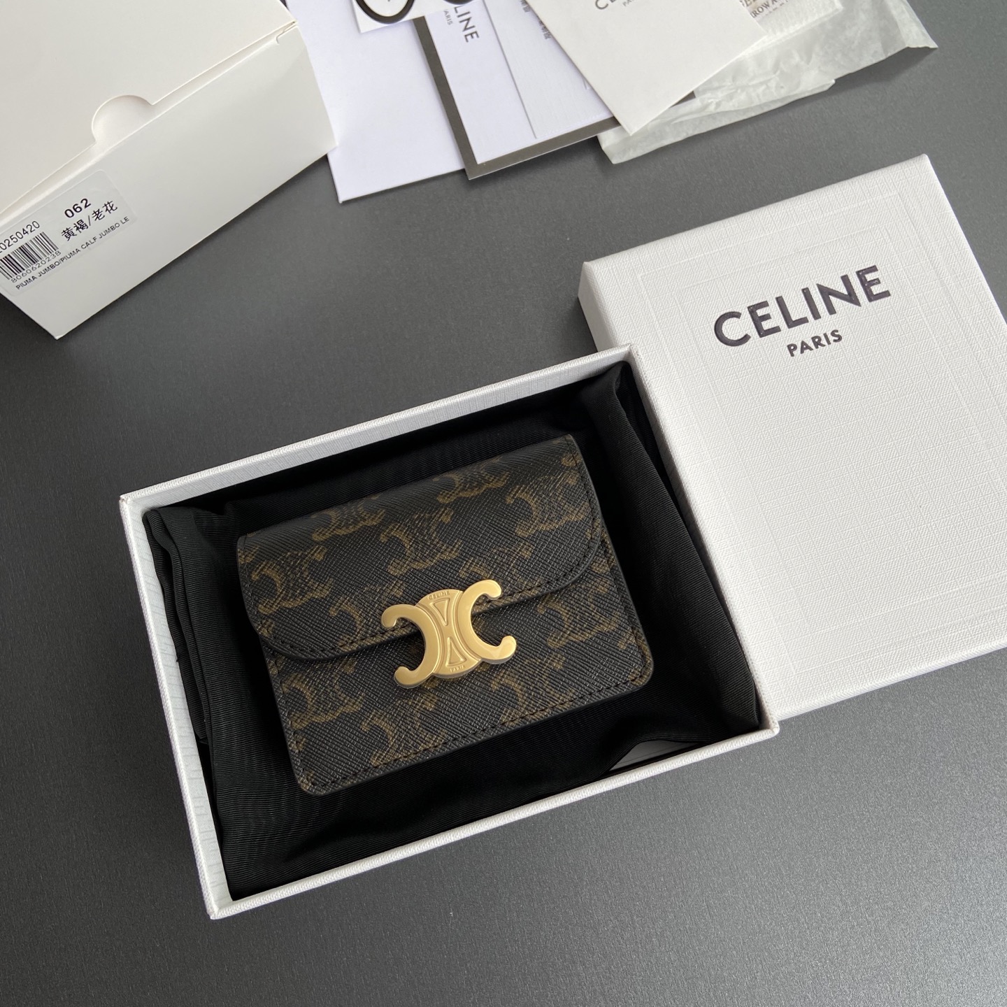 Celine 纯钢五金 TRIOMPHE亮泽牛皮革名片包/新款编号:10N 063 FOZ.24VR 062