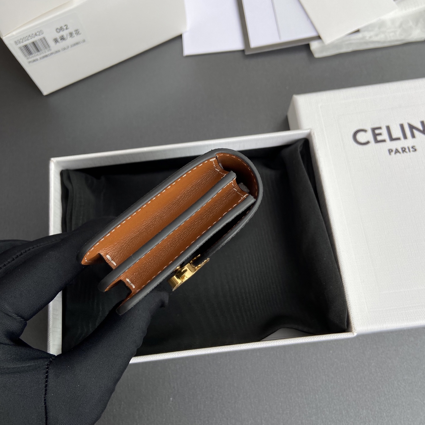 Celine 纯钢五金 TRIOMPHE亮泽牛皮革名片包/新款编号:10N 063 FOZ.24VR 062