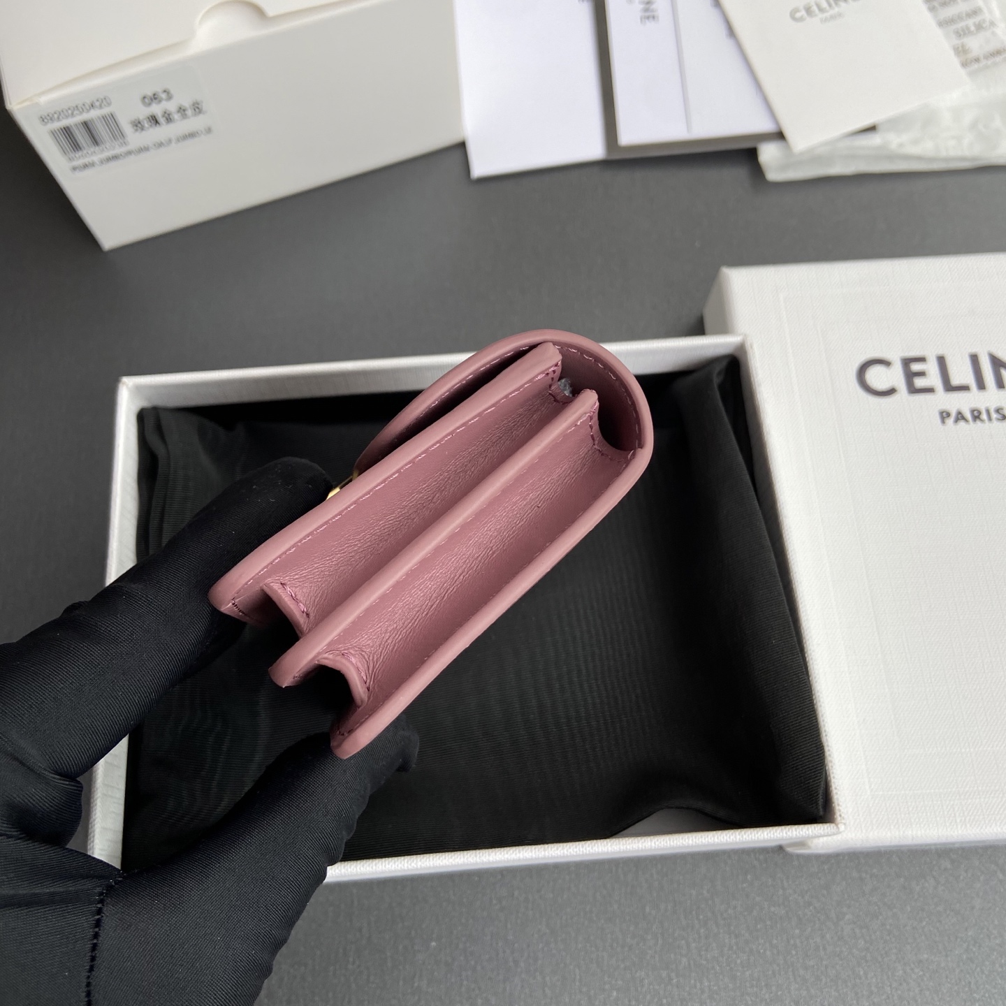 Celine 纯钢五金 TRIOMPHE亮泽牛皮革名片包/新款编号:10N 063 FOZ.24VR 062