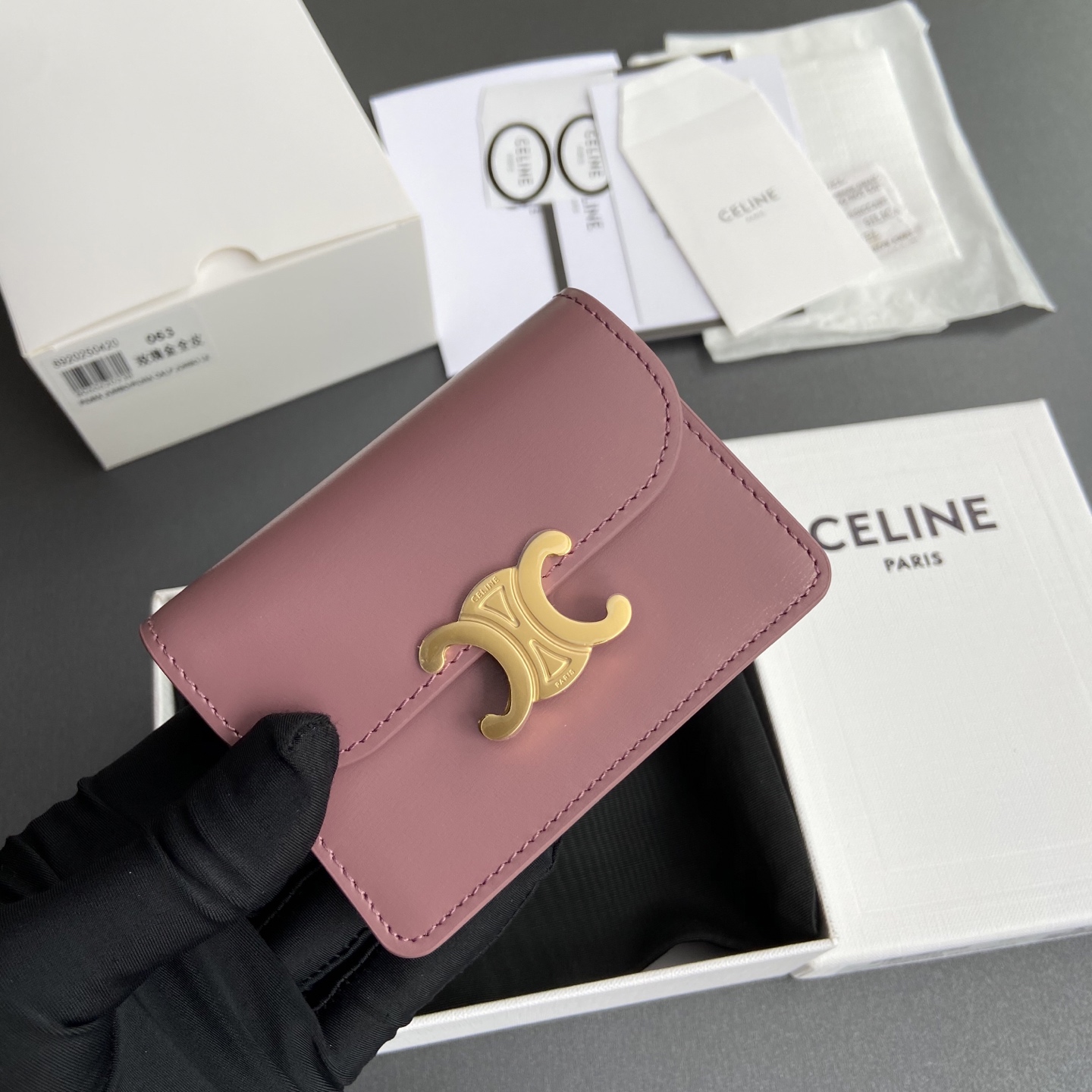 Celine 纯钢五金 TRIOMPHE亮泽牛皮革名片包/新款编号:10N 063 FOZ.24VR 062