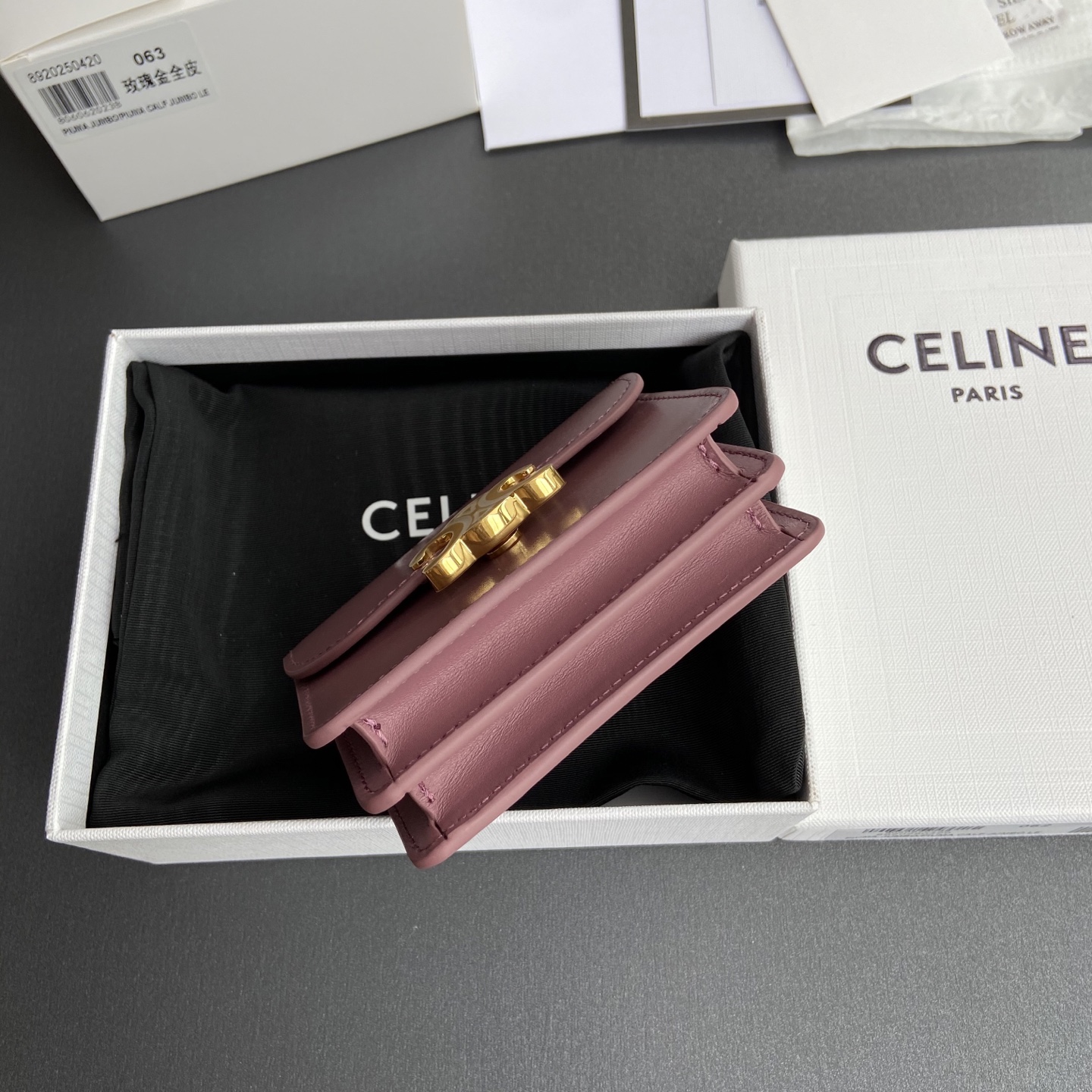 Celine 纯钢五金 TRIOMPHE亮泽牛皮革名片包/新款编号:10N 063 FOZ.24VR 062