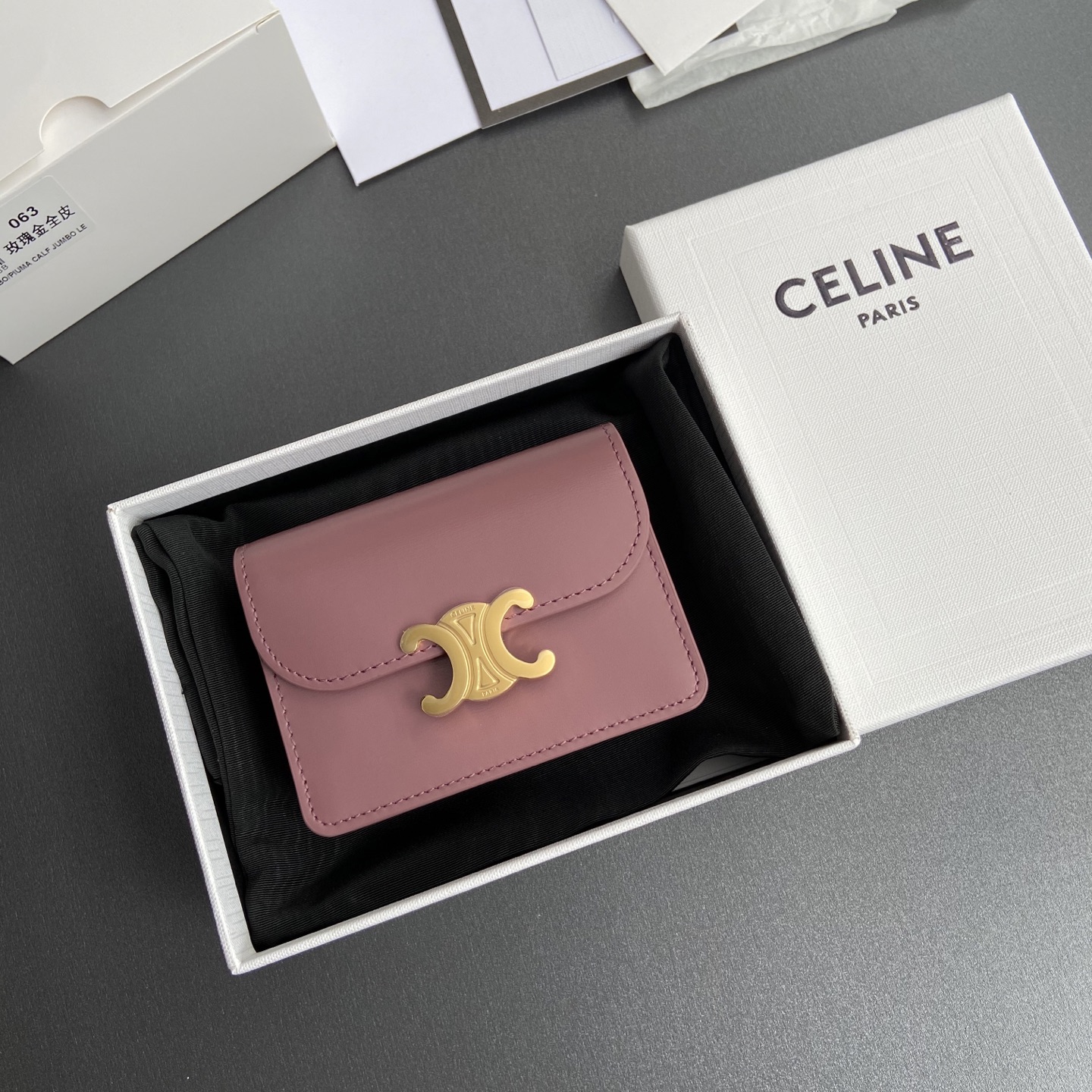 Celine 纯钢五金 TRIOMPHE亮泽牛皮革名片包/新款编号:10N 063 FOZ.24VR 062