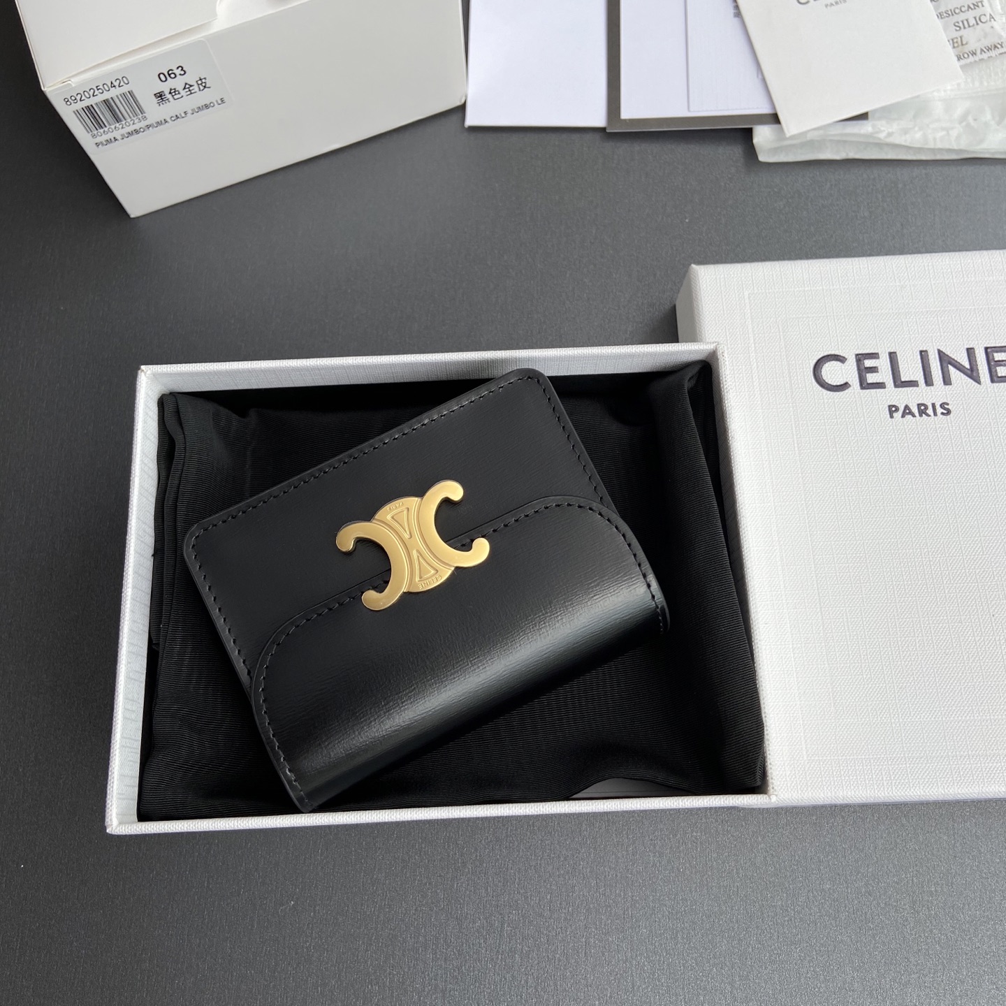 Celine 纯钢五金 TRIOMPHE亮泽牛皮革名片包/新款编号:10N 063 FOZ.24VR 062