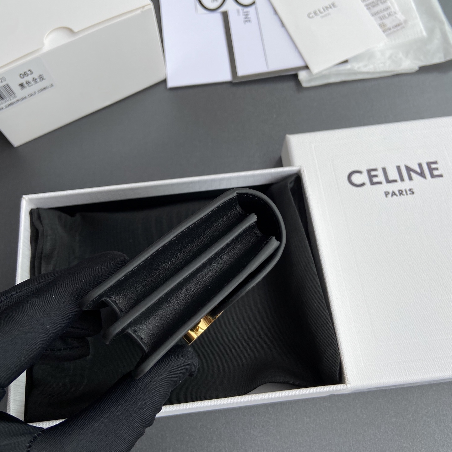 Celine 纯钢五金 TRIOMPHE亮泽牛皮革名片包/新款编号:10N 063 FOZ.24VR 062