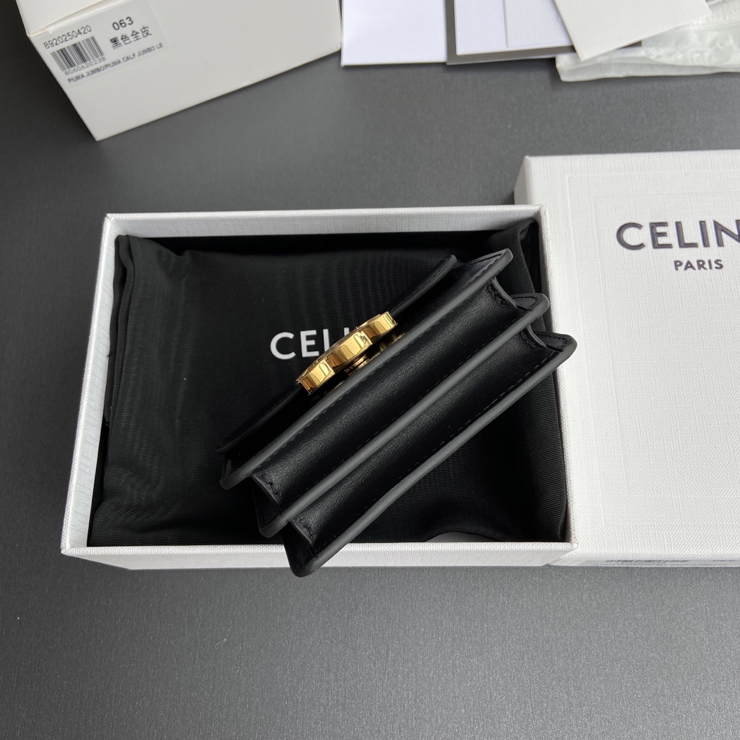 Celine 纯钢五金 TRIOMPHE亮泽牛皮革名片包/新款编号:10N 063 FOZ.24VR 062