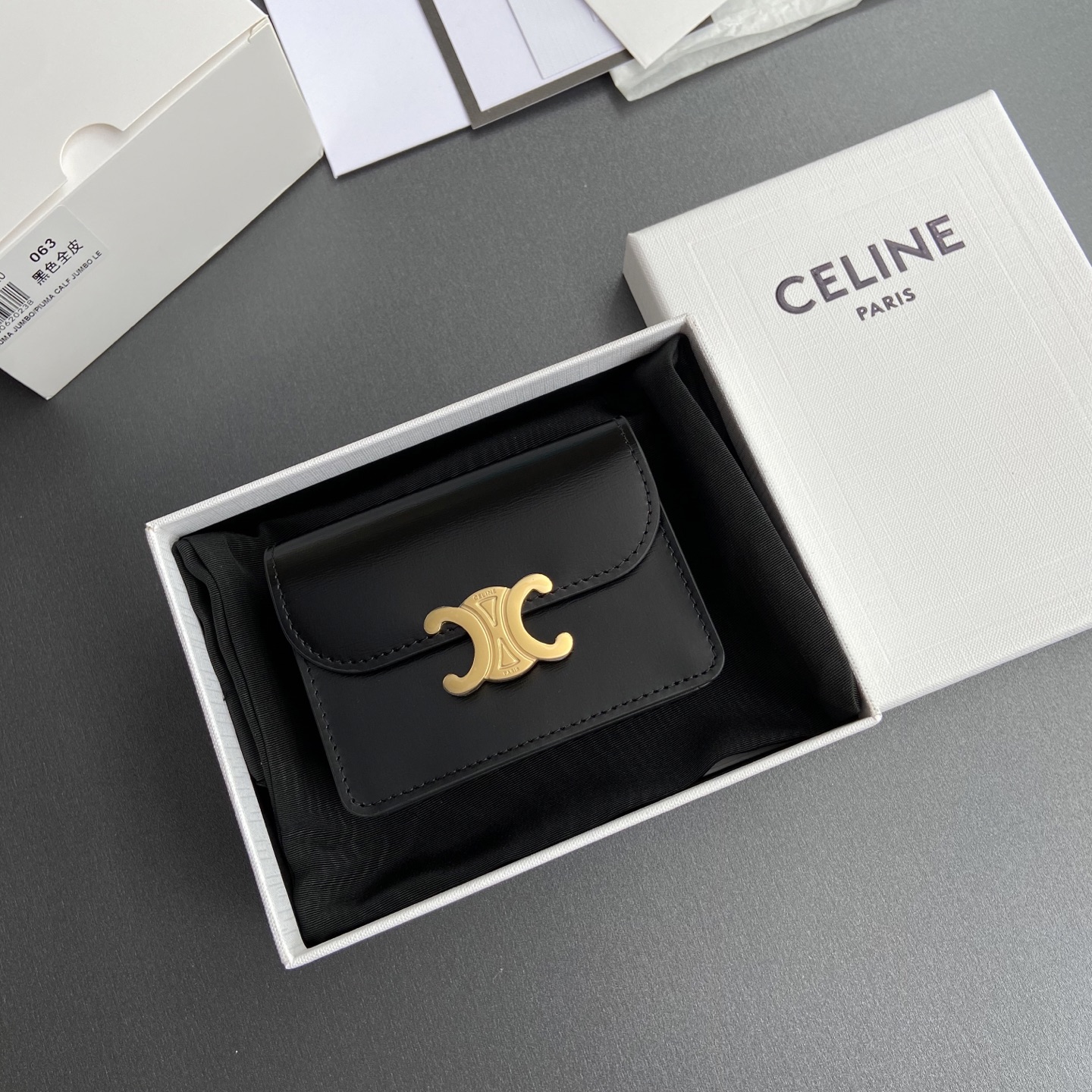 Celine 纯钢五金 TRIOMPHE亮泽牛皮革名片包/新款编号:10N 063 FOZ.24VR 062