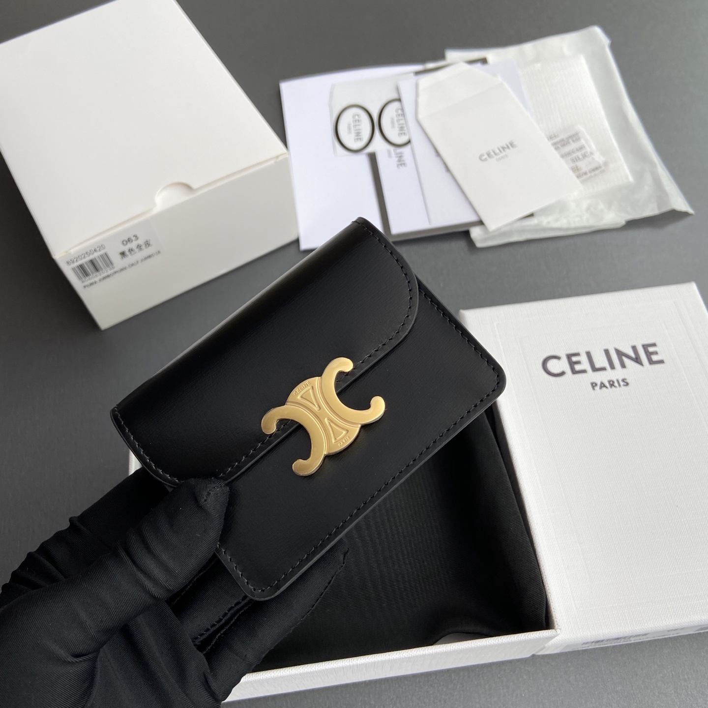 Celine 纯钢五金 TRIOMPHE亮泽牛皮革名片包/新款编号:10N 063 FOZ.24VR 062