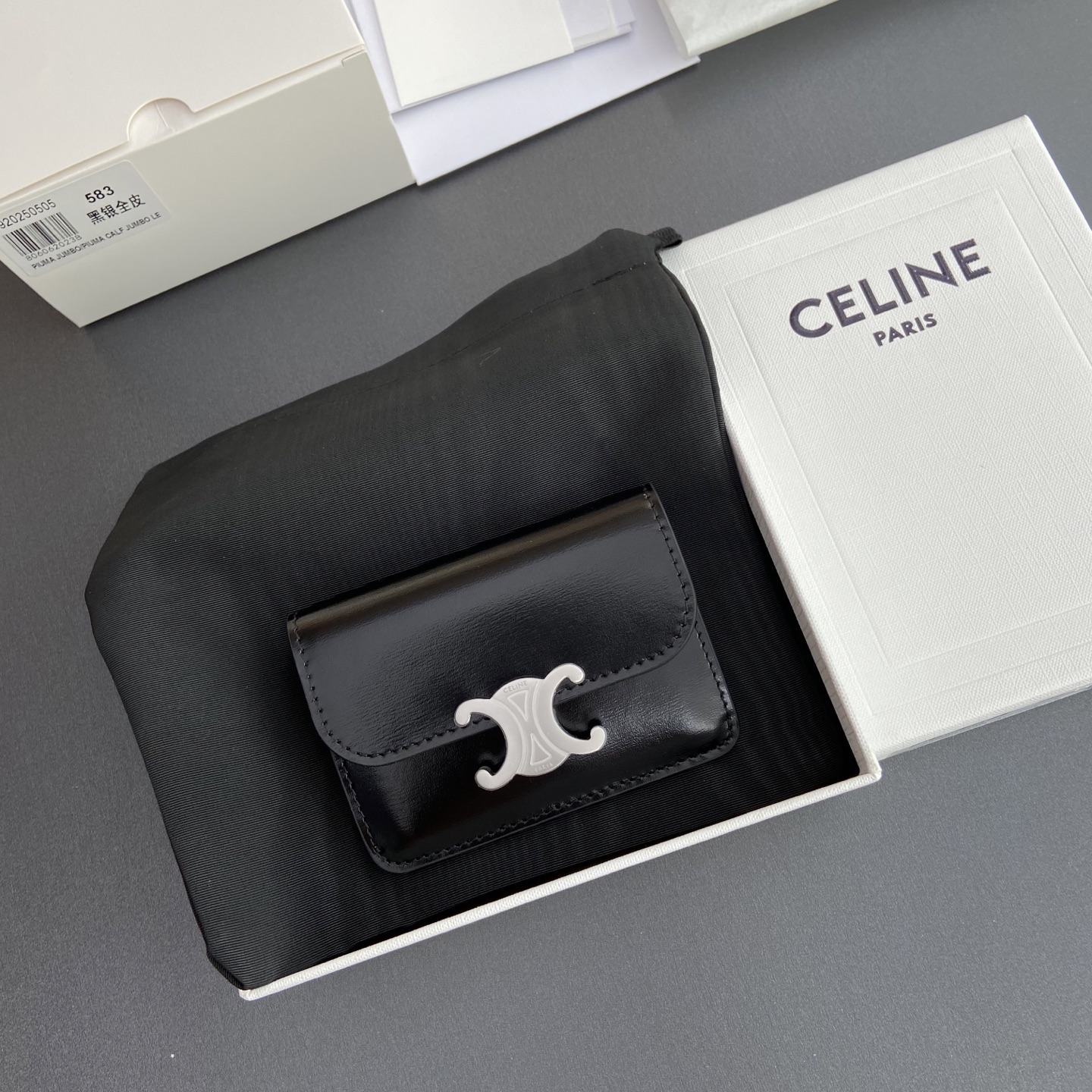 Celine 纯钢五金 TRIOMPHE亮泽牛皮革翻蓋卡包/2024