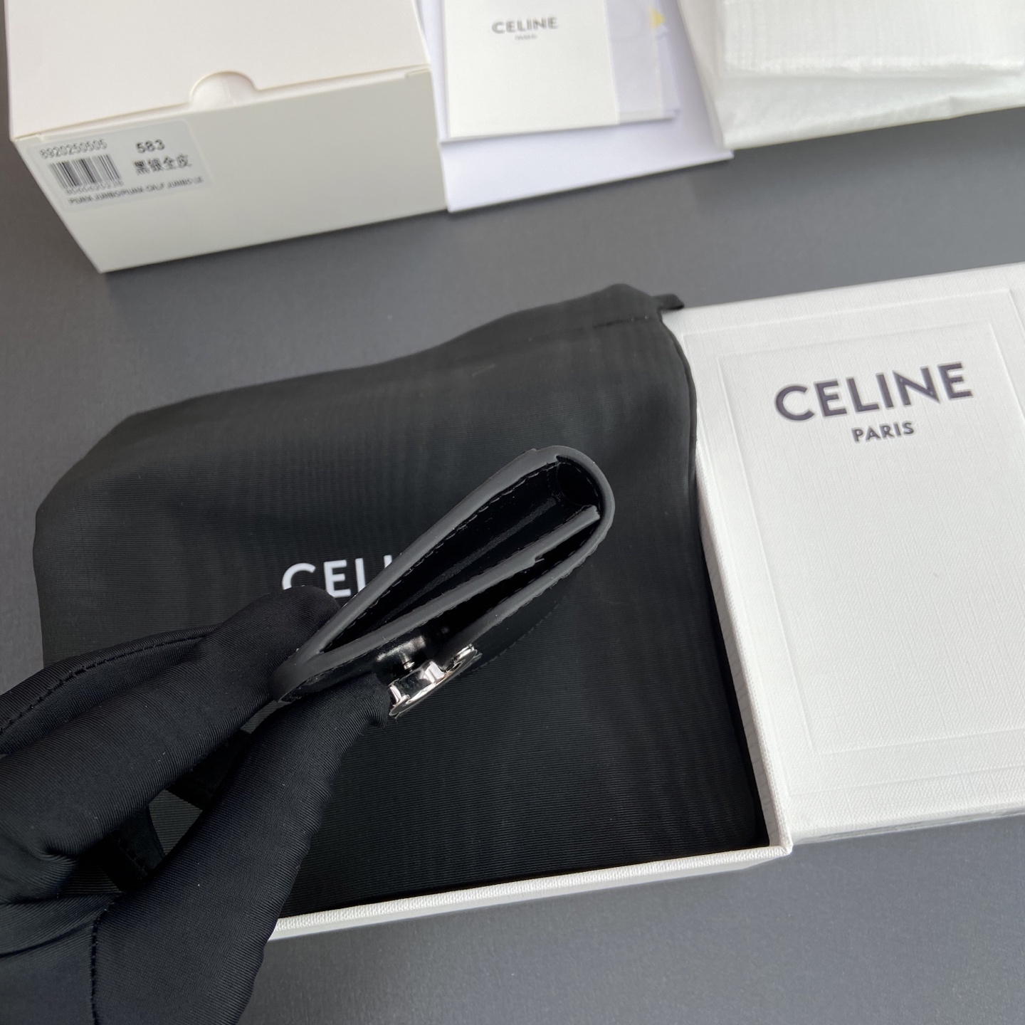 Celine 纯钢五金 TRIOMPHE亮泽牛皮革翻蓋卡包/2024