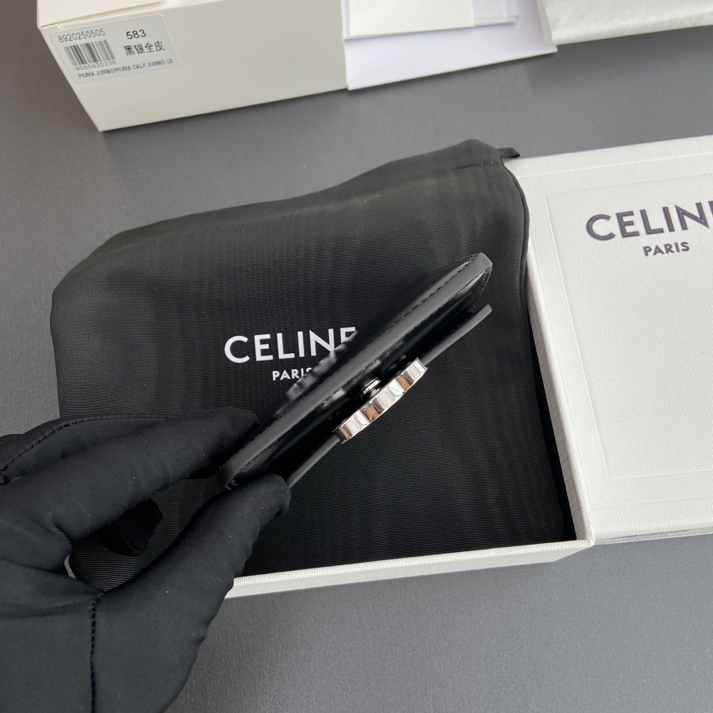 Celine 纯钢五金 TRIOMPHE亮泽牛皮革翻蓋卡包/2024