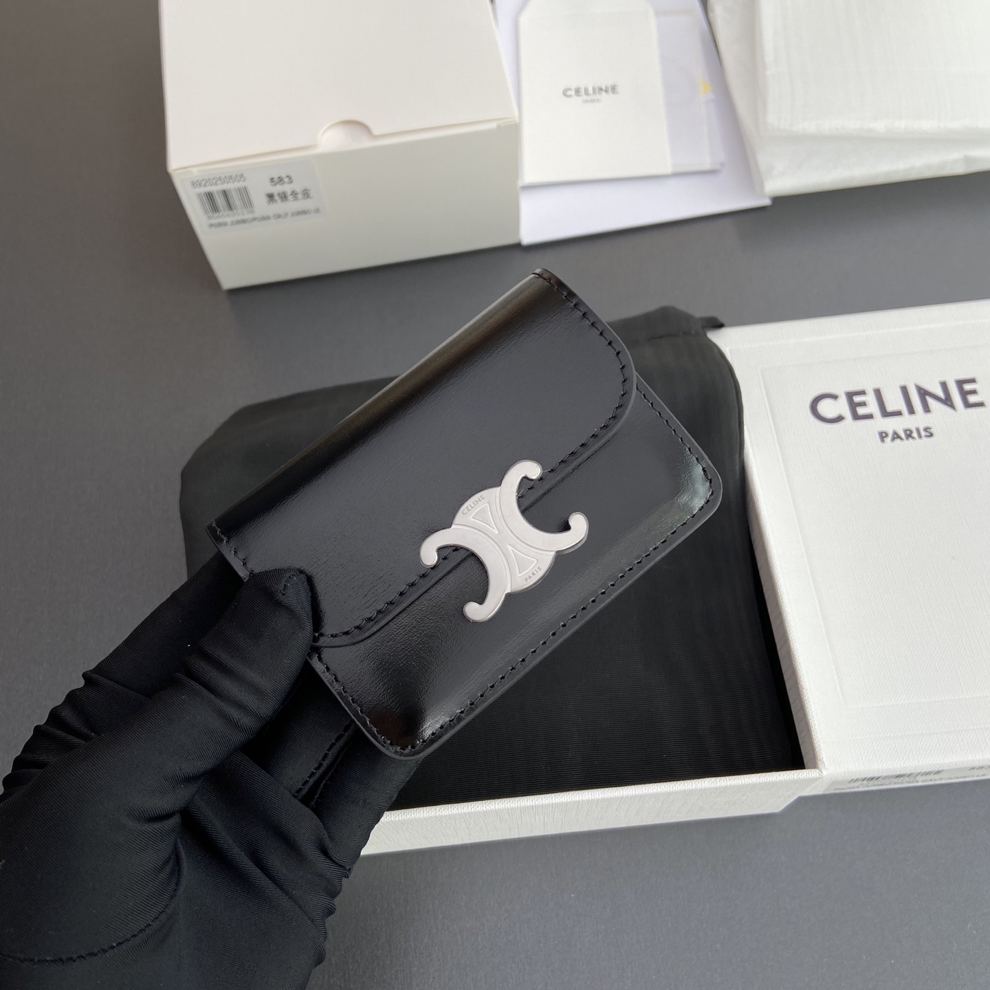 Celine 纯钢五金 TRIOMPHE亮泽牛皮革翻蓋卡包/2024