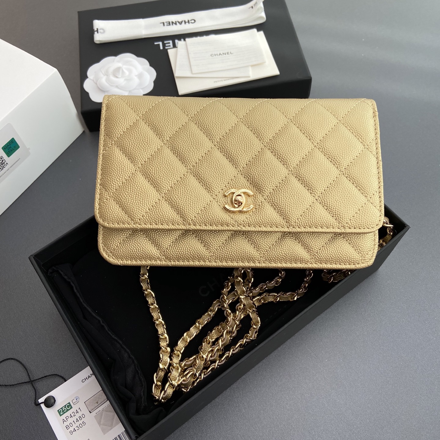 NO:673177,Xiaoxiang imported Italian lambskin [upgraded version] Item number: A Size: w20×h13×d3.5cm Color: golden fine ball pattern golden steel mark, chanel wallet, chanel, wallets, sheepskin19860909小香进口意大利小羊皮【升級版】 货号:A 尺寸:w20×h13×d3.5cm 颜色:金色細球紋金色鋼唛,chanel钱包,chanel,wallets,sheepskin,欧美剧