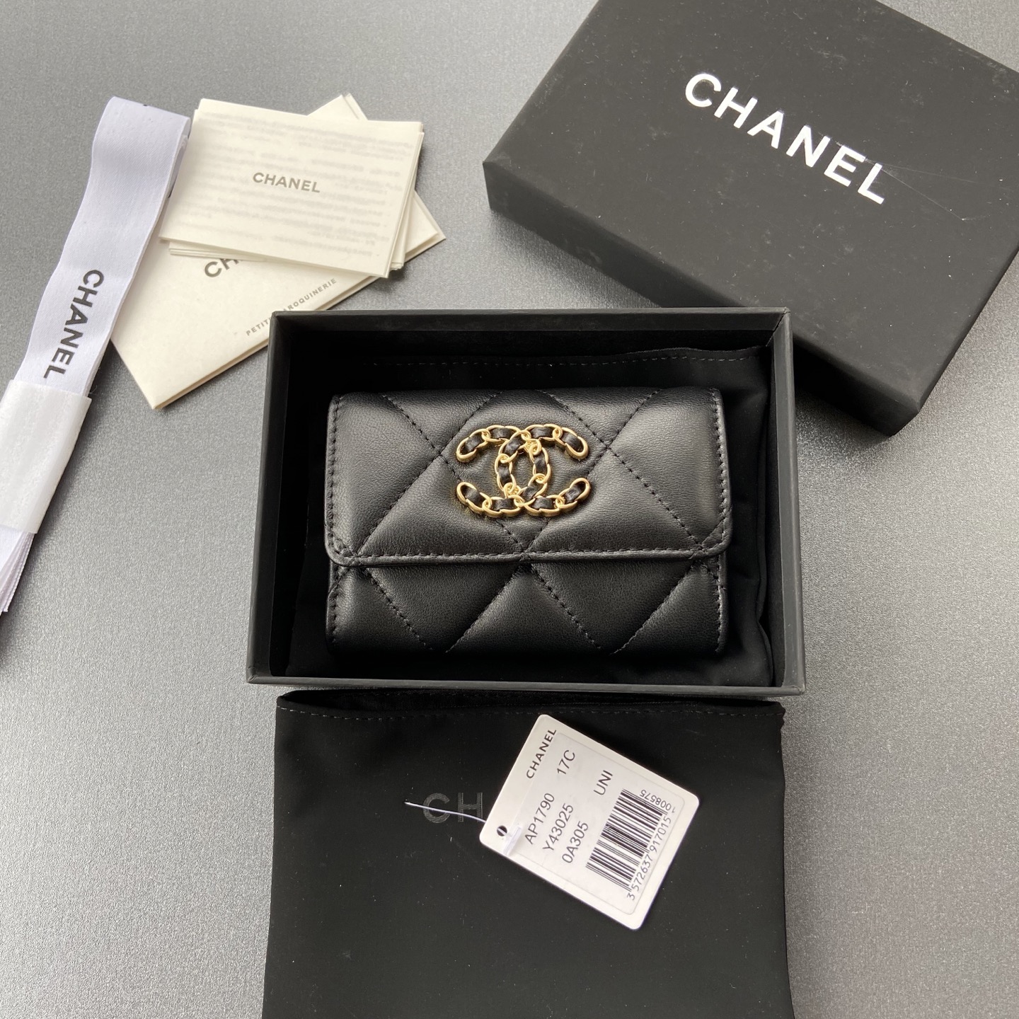 NO:384430,Xiaoxiang imported Italian sheepskin. Item number: A. Price: Size: w11×h7cm. Color: Black sheepskin. Gold hardware. Chanel wallet. Chanel. Wallets. Sheepskin.19860909小香进口意大利羊皮 货号:A 价格: 尺寸:w11×h7cm 颜色:黑色羊皮金色五金,香奈儿钱包,chanel,wallets,sheepskin,Bag