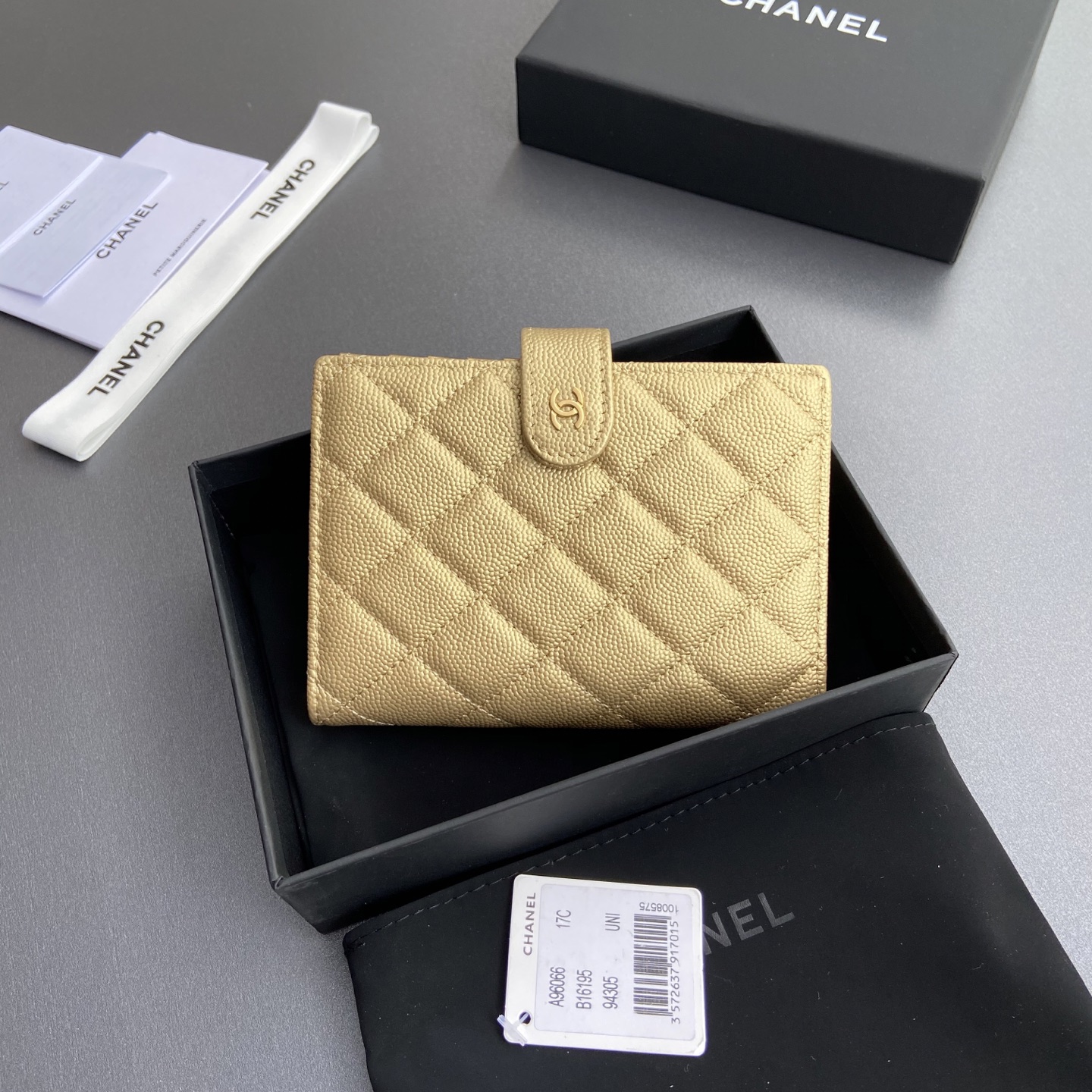 NO:574623,[Special grade hardware original leather] Xiaoxiang Passport Holder Series Quilted with iconic metal logo Gold tone metal hardware, special Italian imported leather 4 card slots, 1 small zipper pocket. 1 banknote compartment, 1 passport holder card slot No.: 96066 Gold fine ball gold buckle Size: w10×h14×d2cm, Chanel wallet, chanel, wallets19860909【特级五金原厂皮】 小香護照夾系列 絎縫配以標志性金屬標志 金色調金屬五金,专用意大利进口皮 4個卡糟,1个小拉链袋. 1個鈔票隔層,1個護照夾卡糟 编号:96066 金細球金扣 尺寸:w10×h14×d2cm,香奈儿钱包,chanel,wallets,Bag