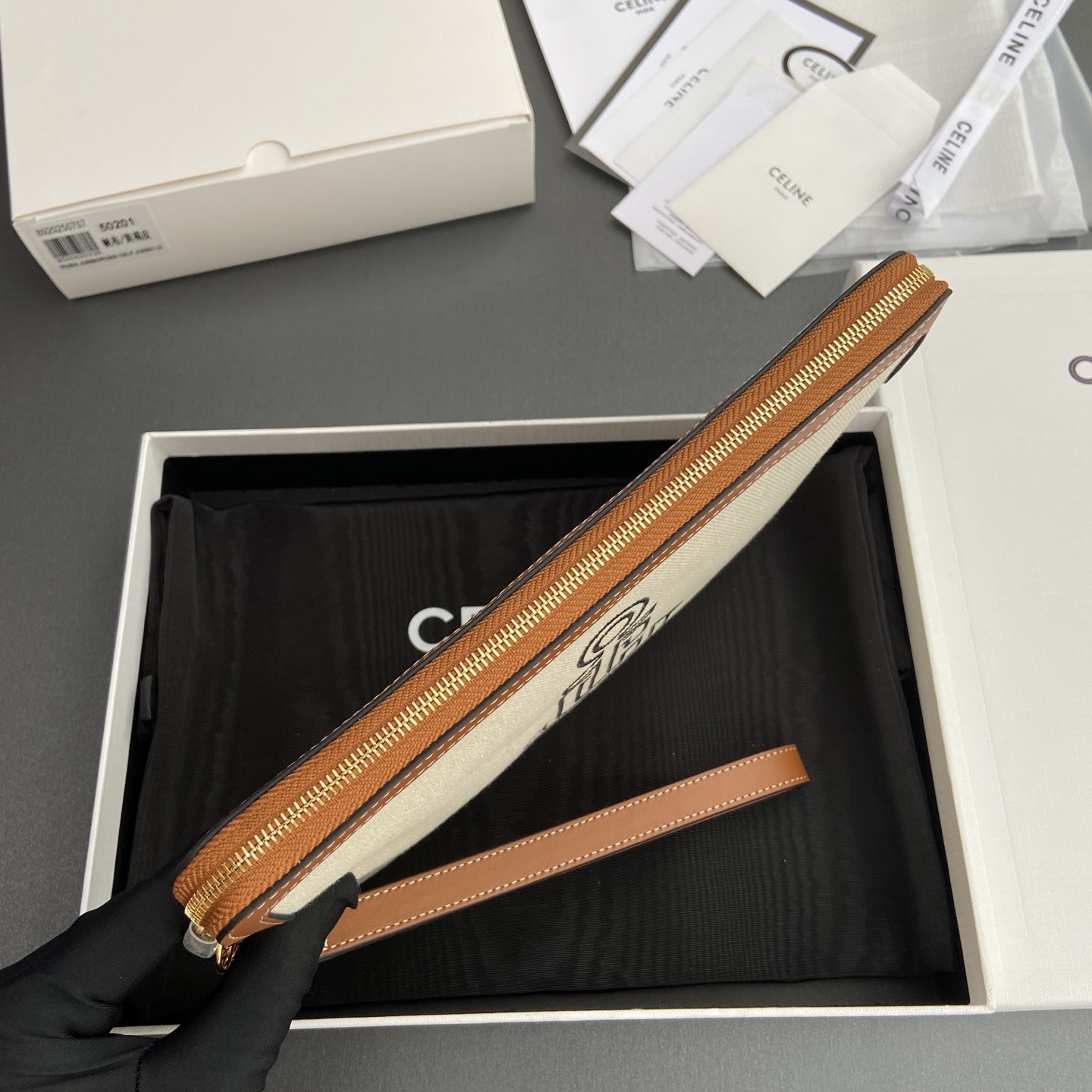 Celine 纯钢五金 TRIOMPHE标志性印花手拿包/编号:10J502FES.04LU 502