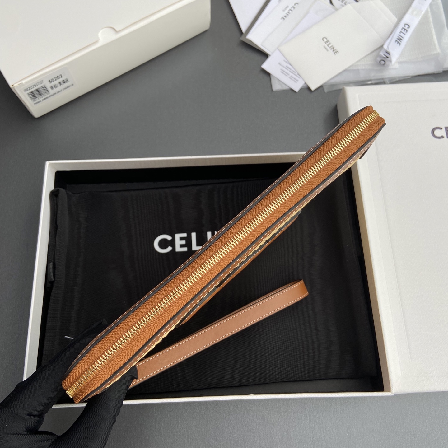 Celine 纯钢五金 TRIOMPHE标志性印花手拿包/编号:10J502FES.04LU 502