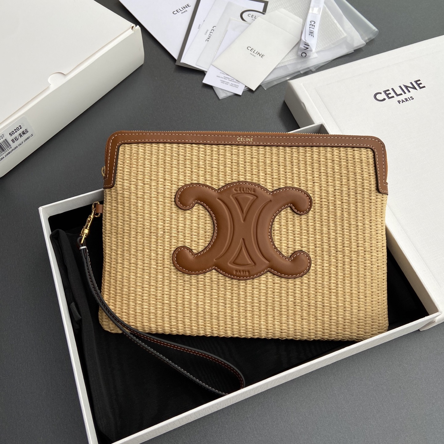 NO:341286,【Excellent pure steel hardware original leather】 TRIOMPHE iconic printed clutch/1 zipper compartment Removable wristband, length about 20 cm Iconic printing, cowhide leather edging, fabric lining, gold hot stamping Number: 10J502FES.04LU 502 50202 grass brown/tan leather Size: w25×h17.5×d1cm, Celine wallet, celine, wallets, handbag, cowhide19860909【特级纯钢五金原厂皮】 TRIOMPHE标志性印花手拿包/ 1個拉鏈隔層 可拆卸腕帶,長度約20釐米 標志性印花,牛皮革包邊 織物襯裡,金色燙金 编号:10J502FES.04LU 502 50202草棕/黃褐皮 尺寸:w25×h17.5×d1cm,赛琳钱包,celine,wallets,handbag,cowhide,Bag