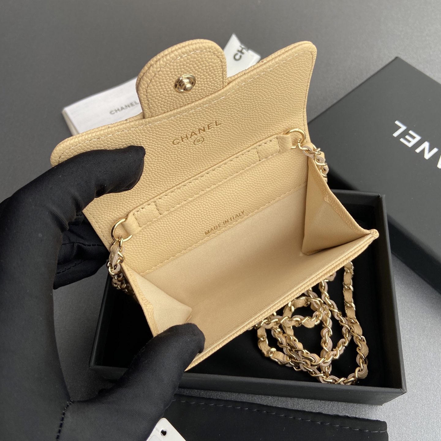 p260。小香进口意大利颗粒牛皮
货号:A81081(链条小卡包）
尺寸:w11×h7cm
颜色:杏色细球纹金色钢唛五金