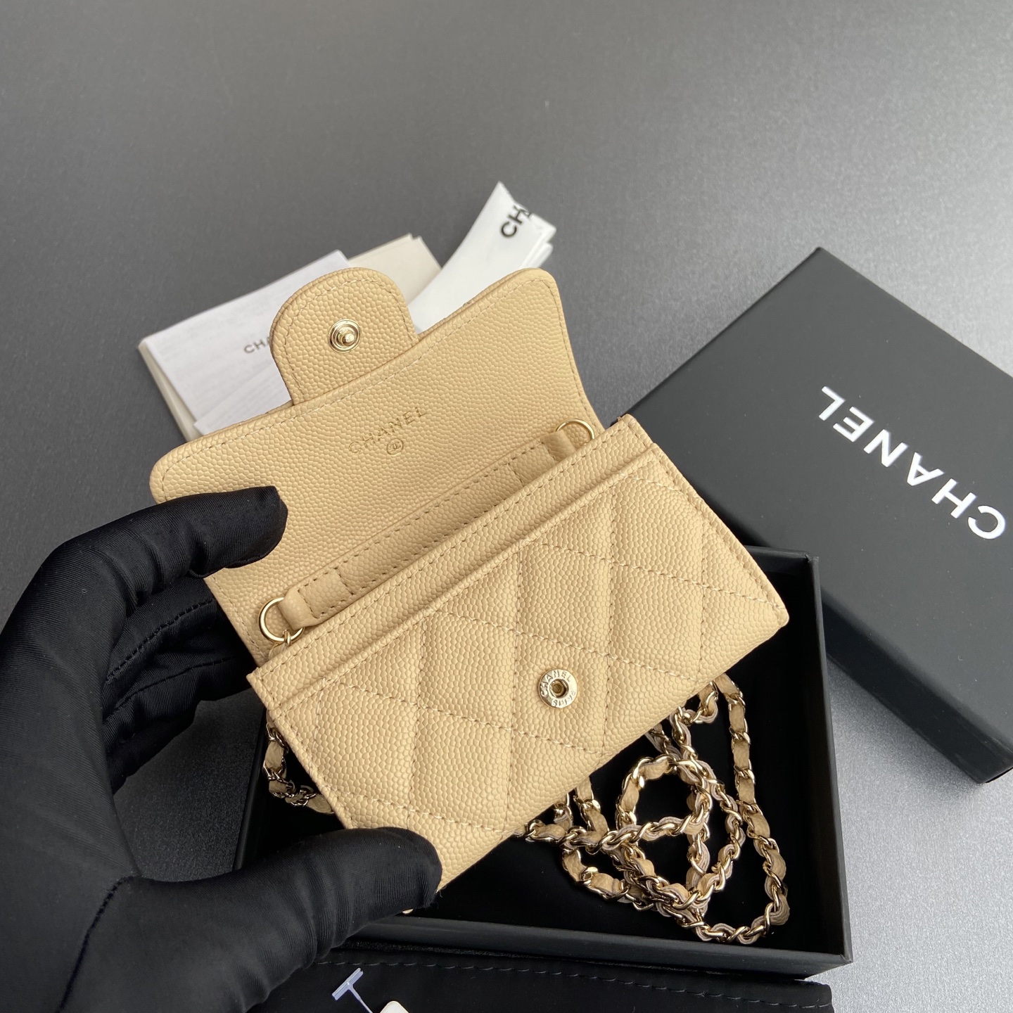 p260。小香进口意大利颗粒牛皮
货号:A81081(链条小卡包）
尺寸:w11×h7cm
颜色:杏色细球纹金色钢唛五金