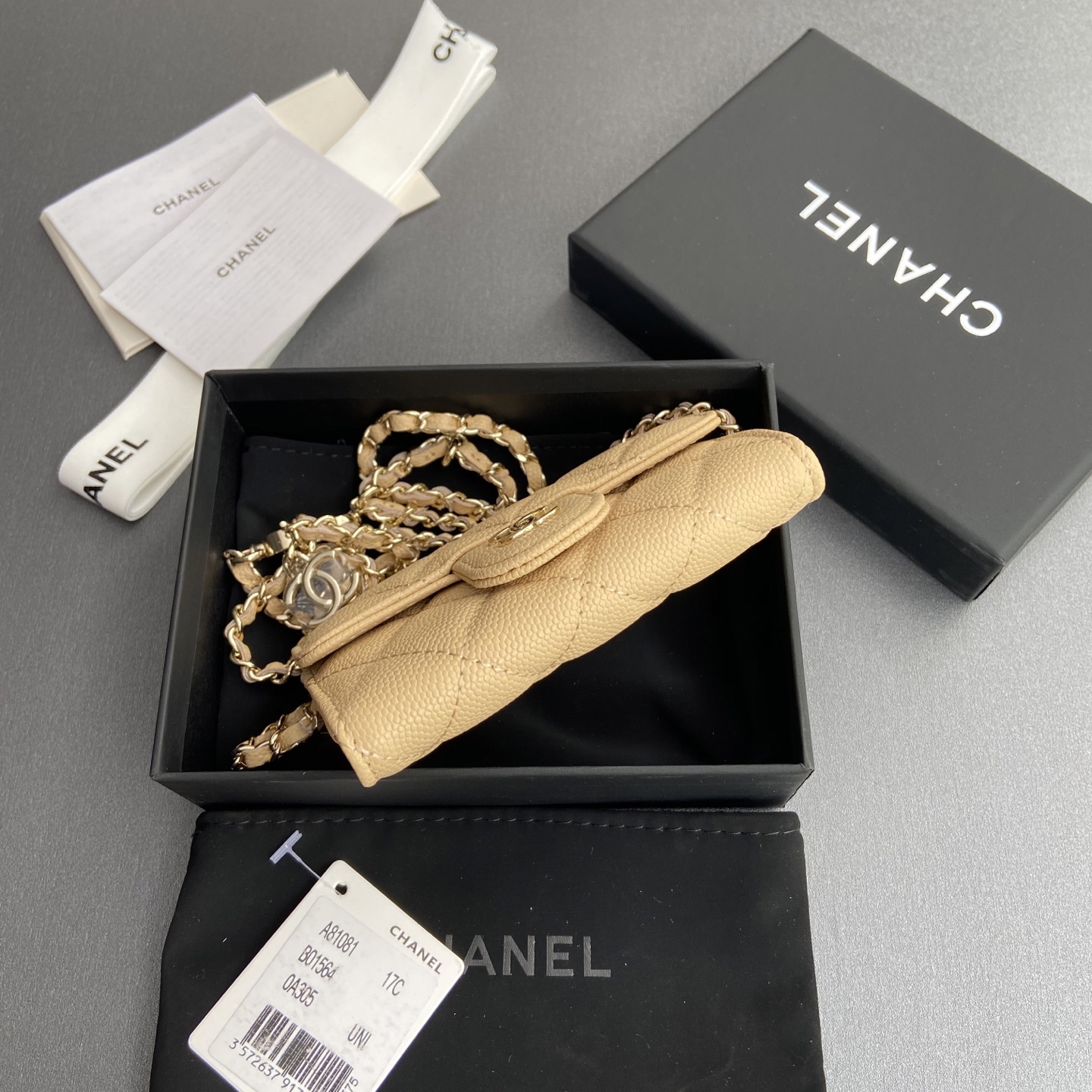 p260。小香进口意大利颗粒牛皮
货号:A81081(链条小卡包）
尺寸:w11×h7cm
颜色:杏色细球纹金色钢唛五金