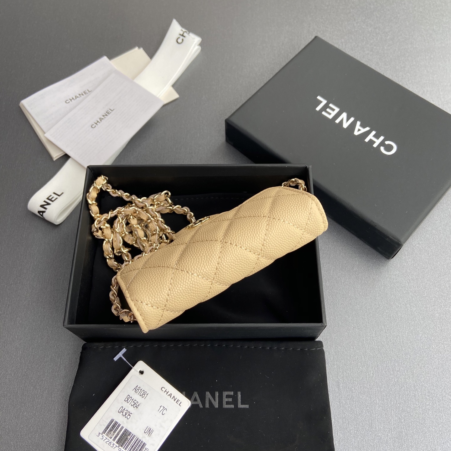 p260。小香进口意大利颗粒牛皮
货号:A81081(链条小卡包）
尺寸:w11×h7cm
颜色:杏色细球纹金色钢唛五金