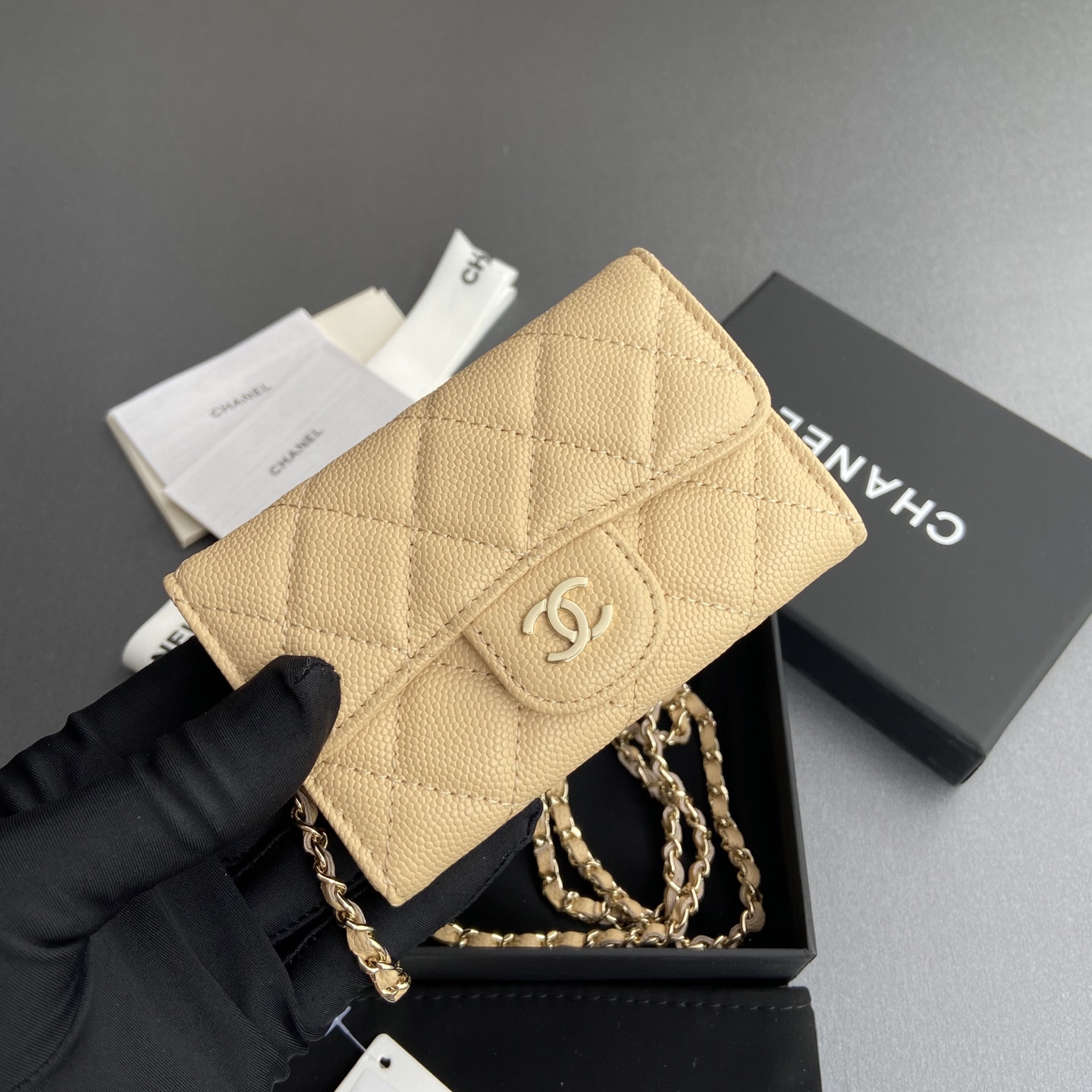 p260。小香进口意大利颗粒牛皮
货号:A81081(链条小卡包）
尺寸:w11×h7cm
颜色:杏色细球纹金色钢唛五金