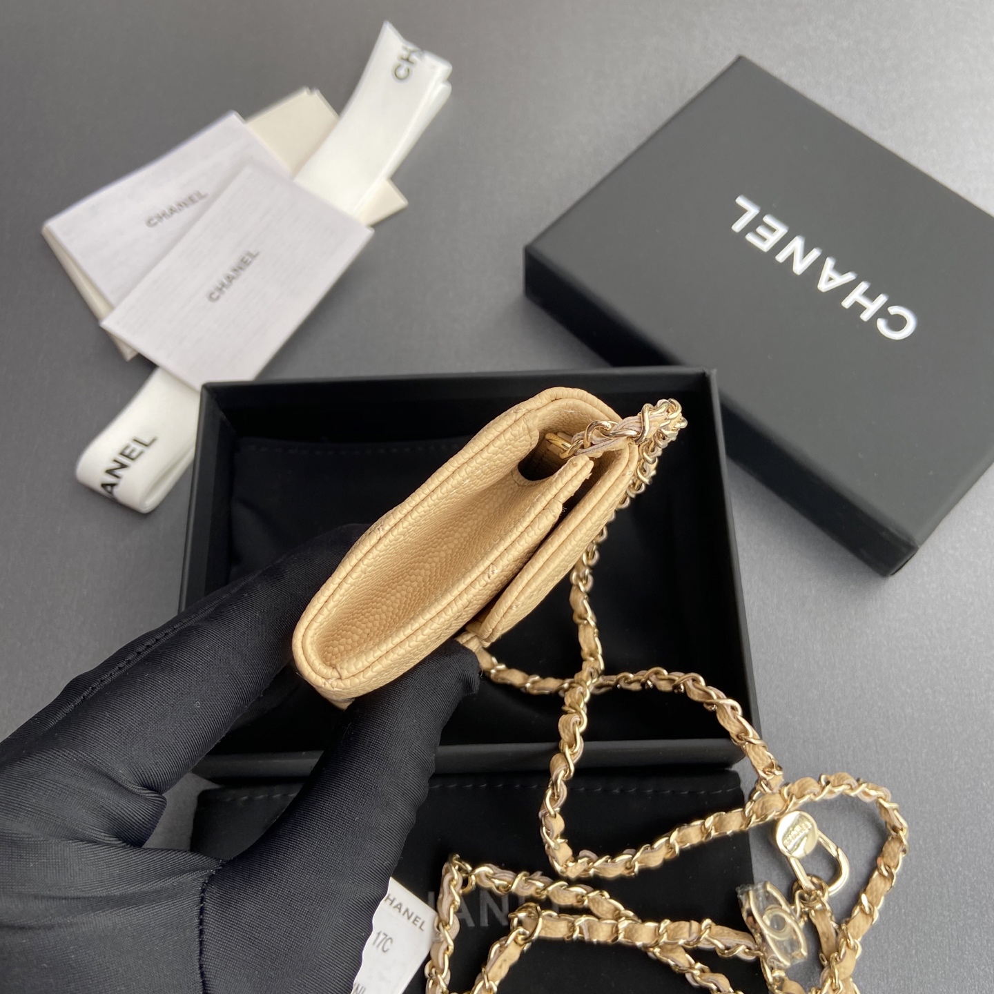 p260。小香进口意大利颗粒牛皮
货号:A81081(链条小卡包）
尺寸:w11×h7cm
颜色:杏色细球纹金色钢唛五金